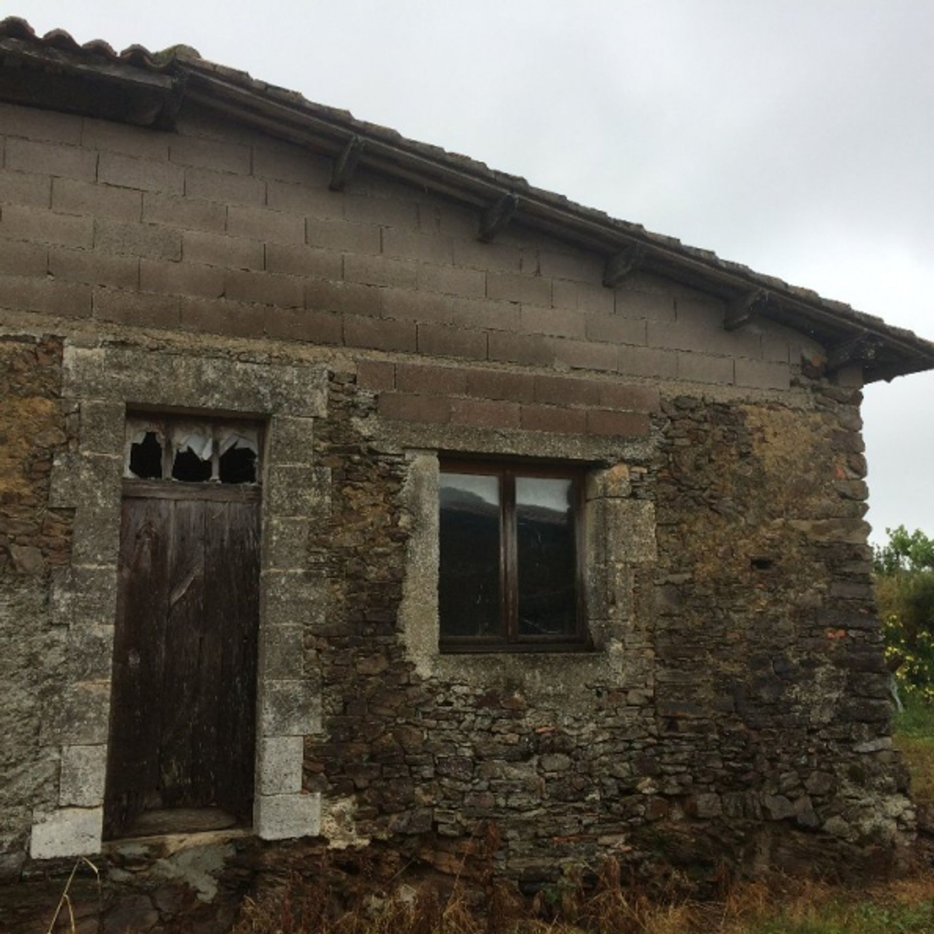 House in La Rochefoucauld, Nouvelle-Aquitaine 10098828