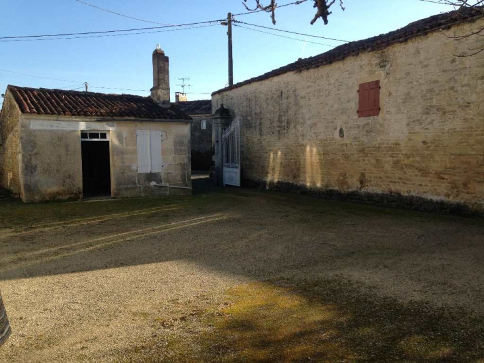 House in Saintes, Poitou-Charentes 10098864