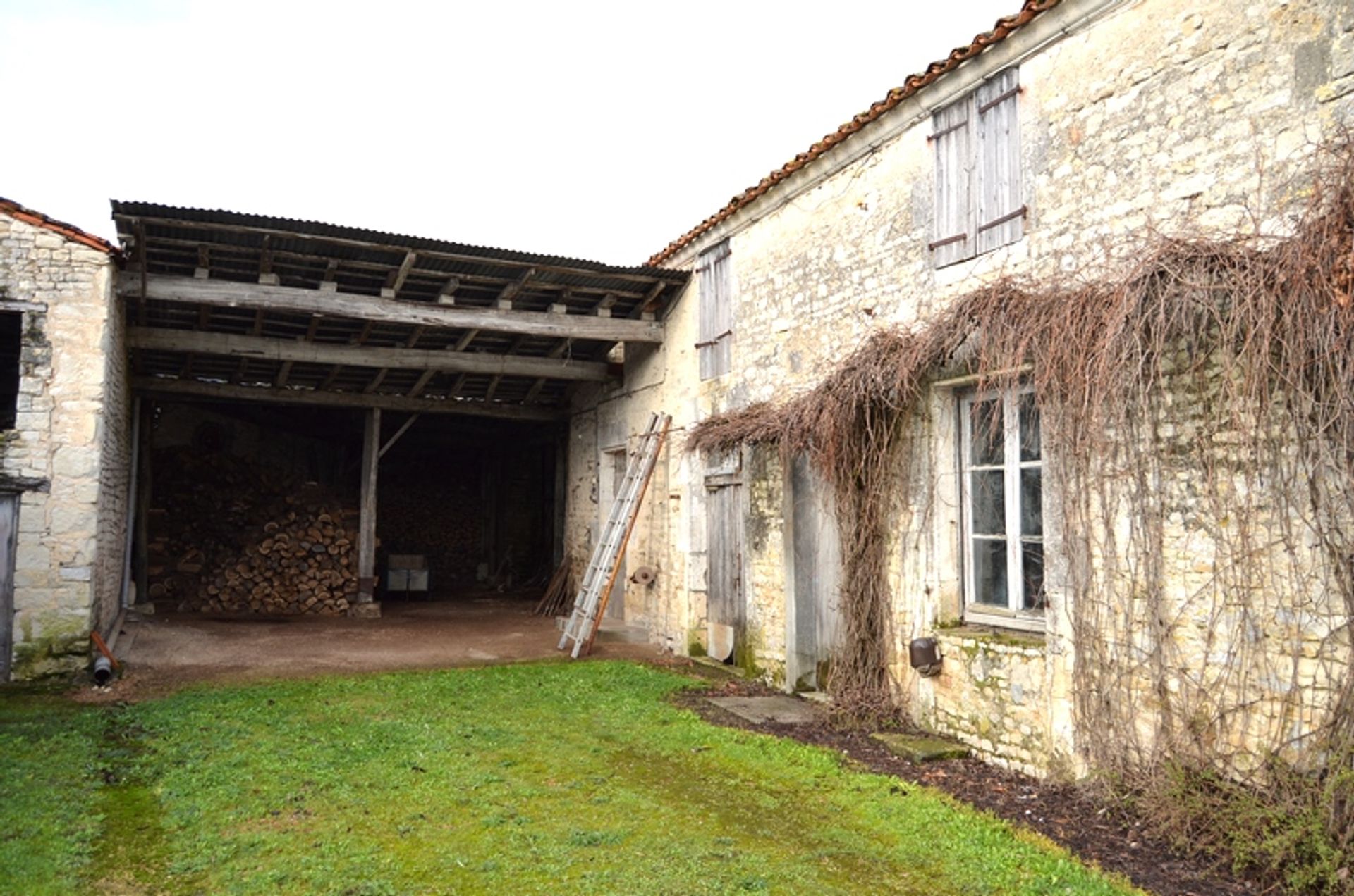 सम्मिलित में Oradour, Poitou-Charentes 10100826