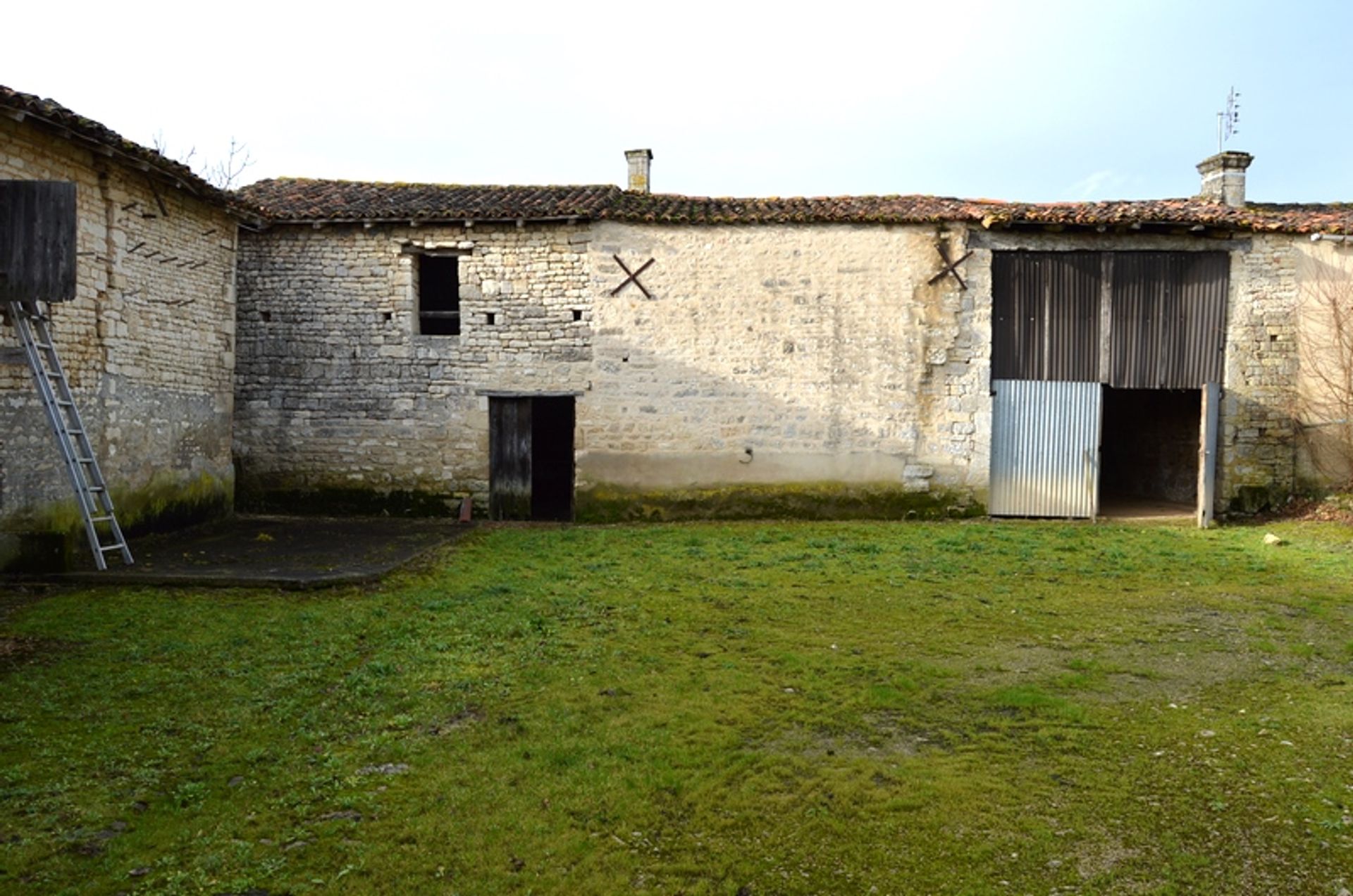 सम्मिलित में Oradour, Poitou-Charentes 10100826