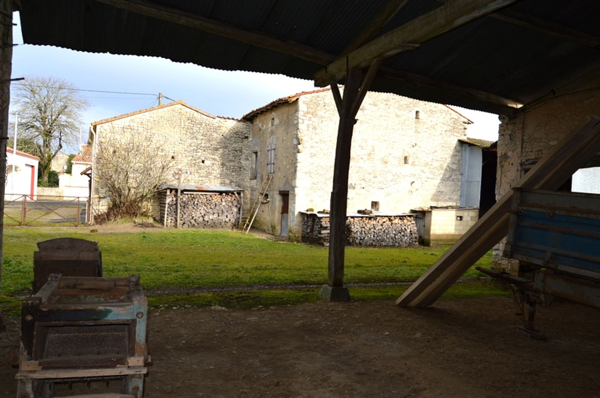 عمارات في Oradour, Poitou-Charentes 10100826