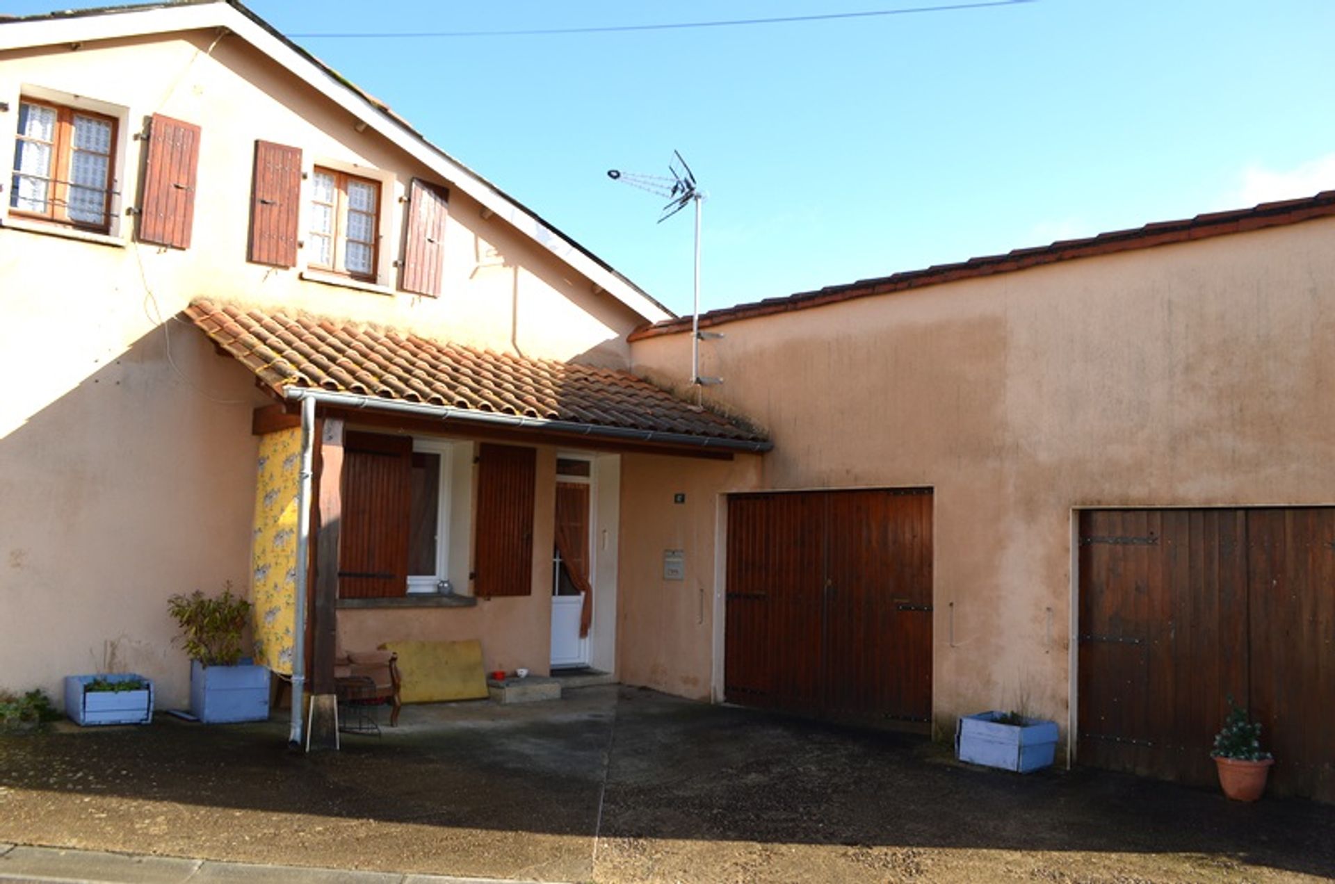 House in Ruffec, Poitou-Charentes 10100972