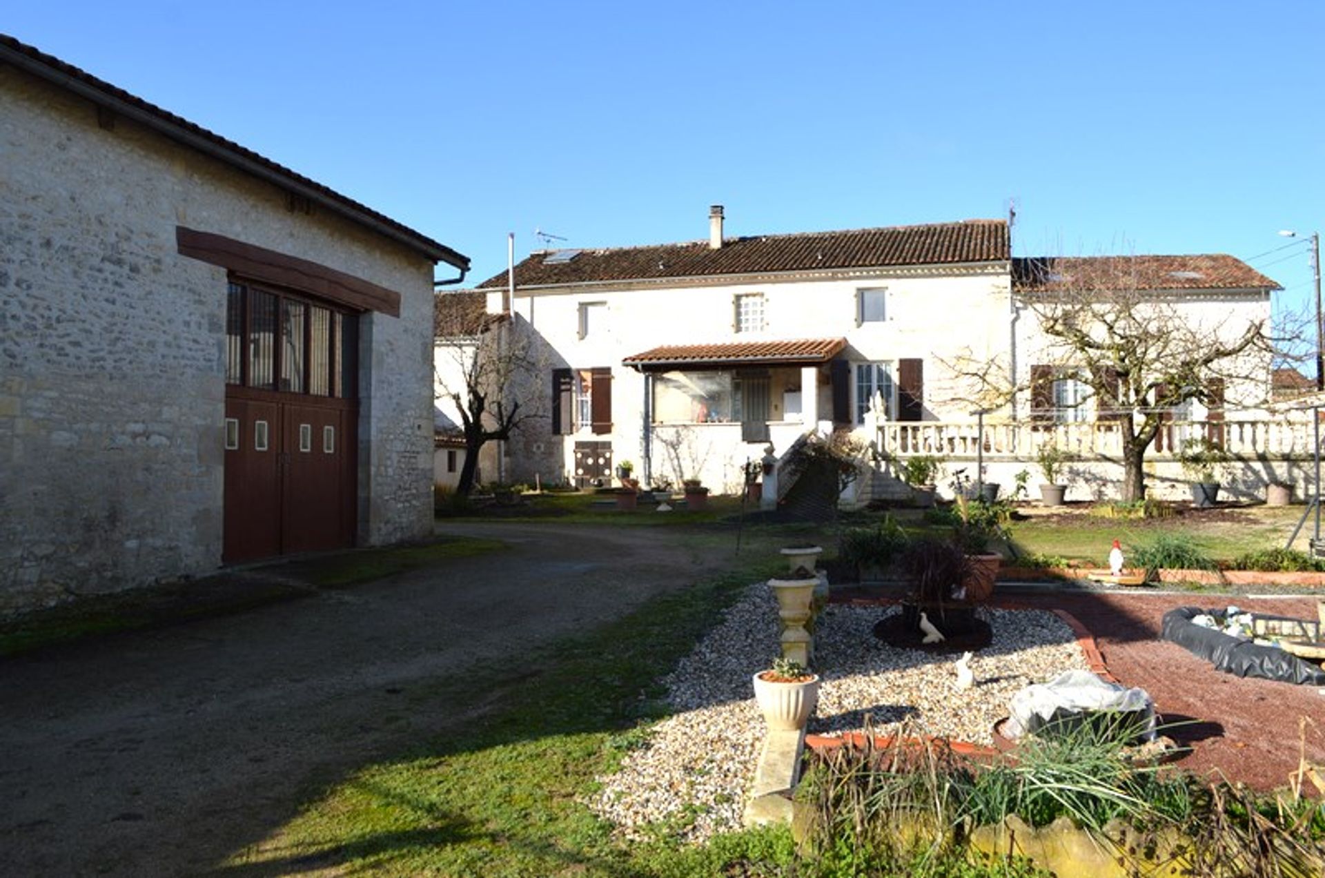 House in Ruffec, Poitou-Charentes 10100972