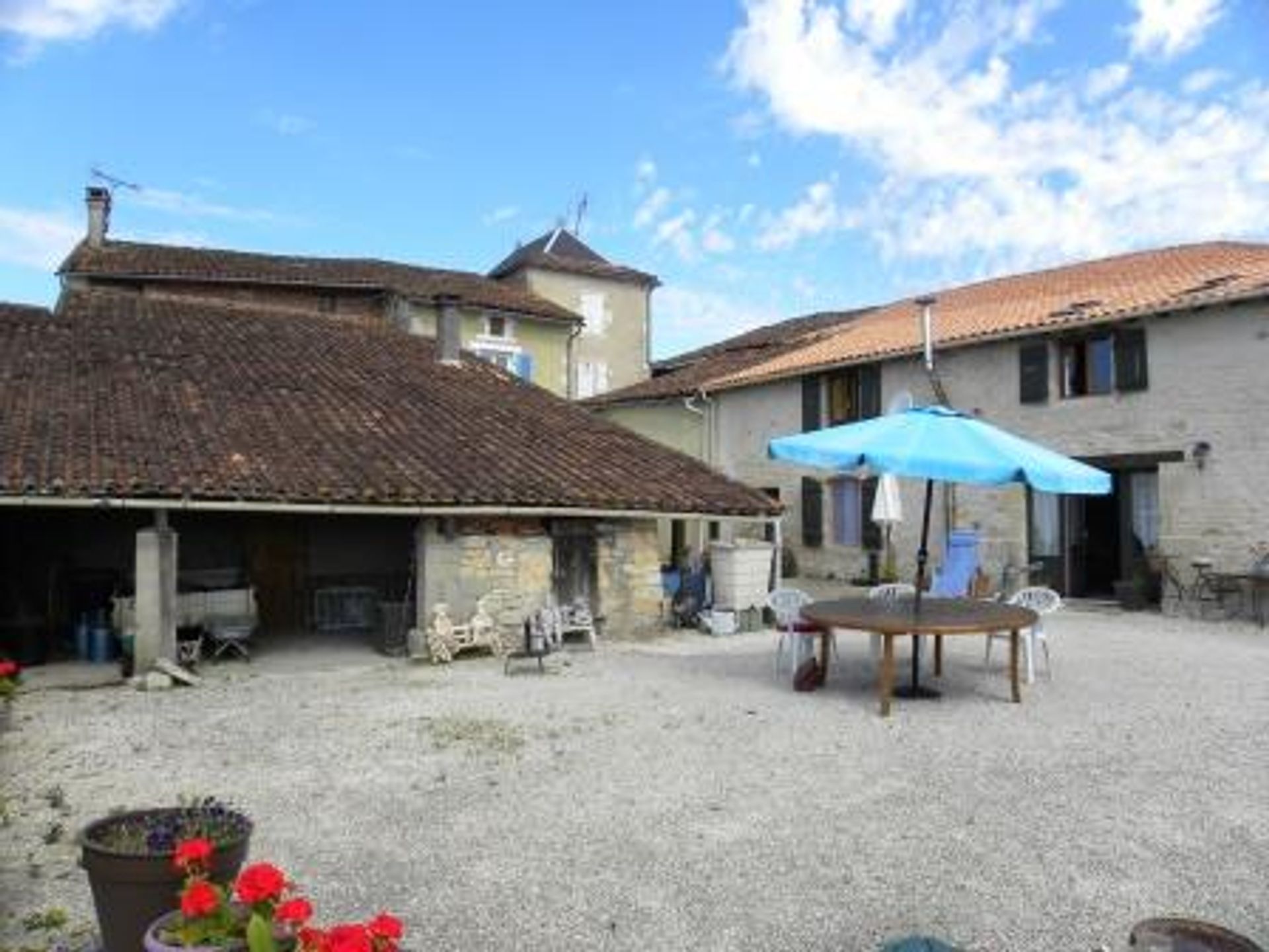 Casa nel Saint-Claud, Nouvelle-Aquitaine 10101094