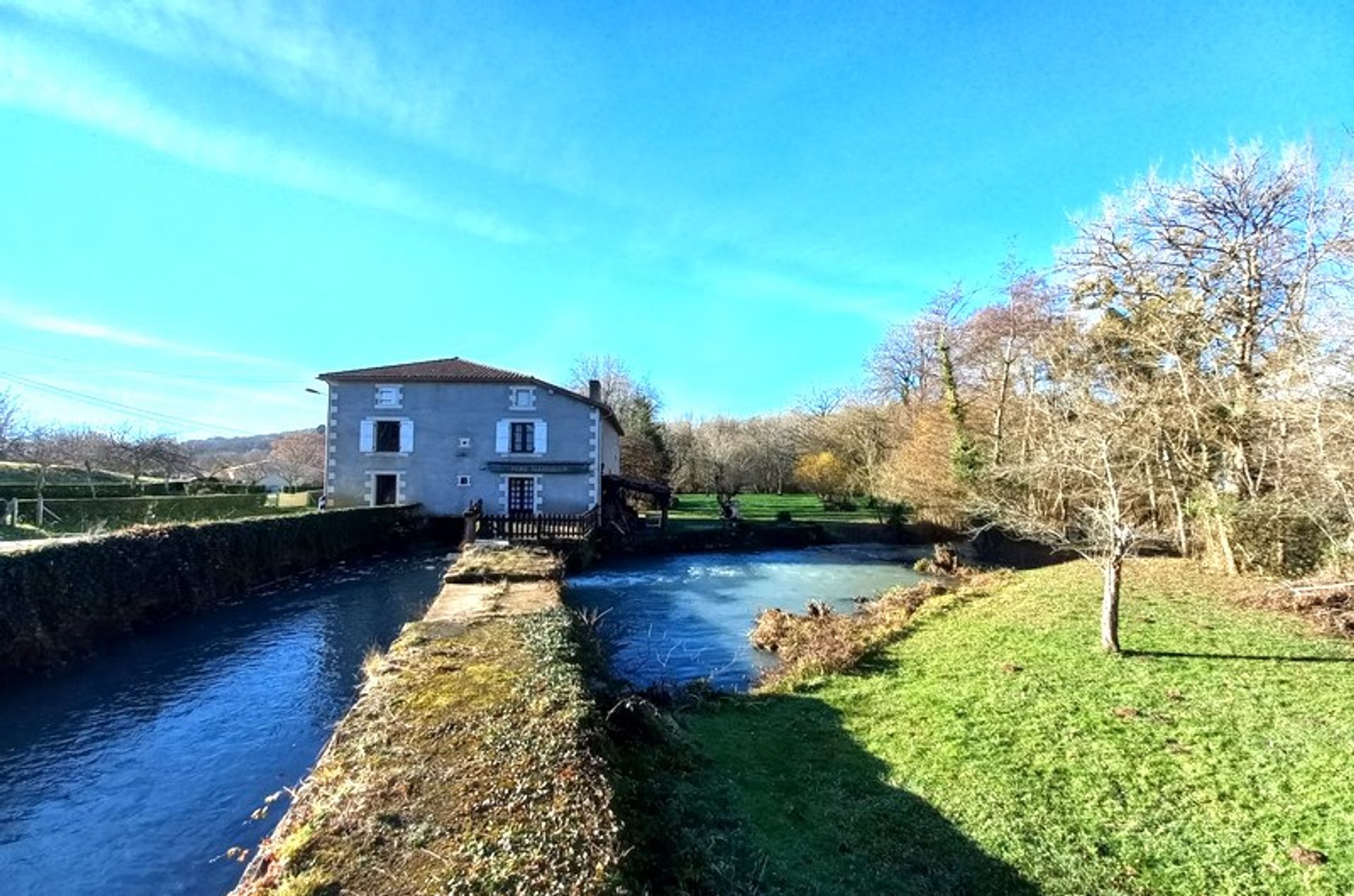 آخر في Nanteuil-En-Vallee, Poitou-Charentes 10103172