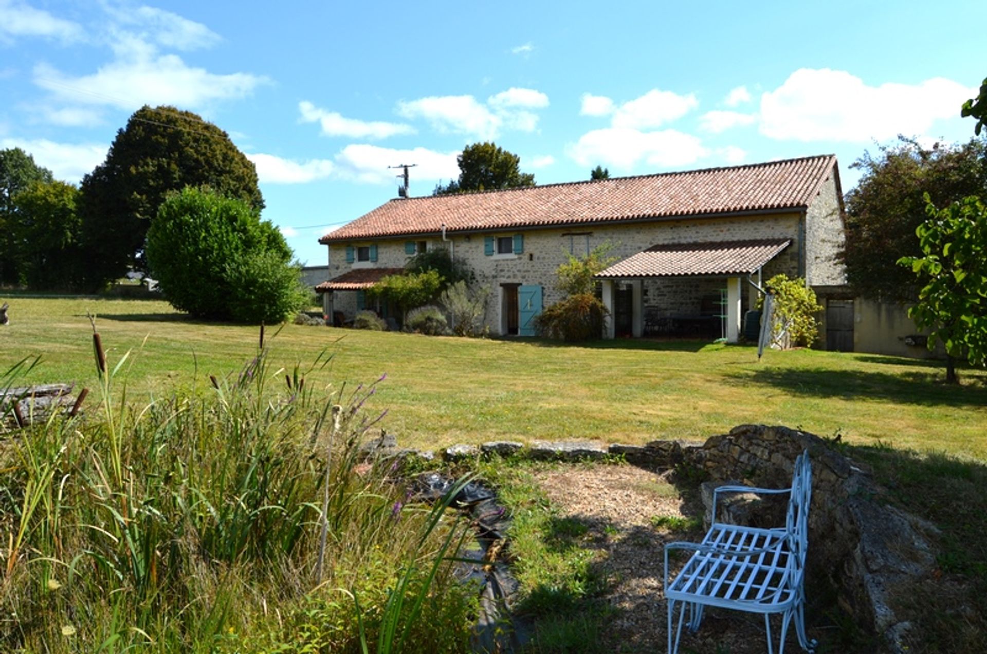 بيت في Saint-Claud, Nouvelle-Aquitaine 10103193