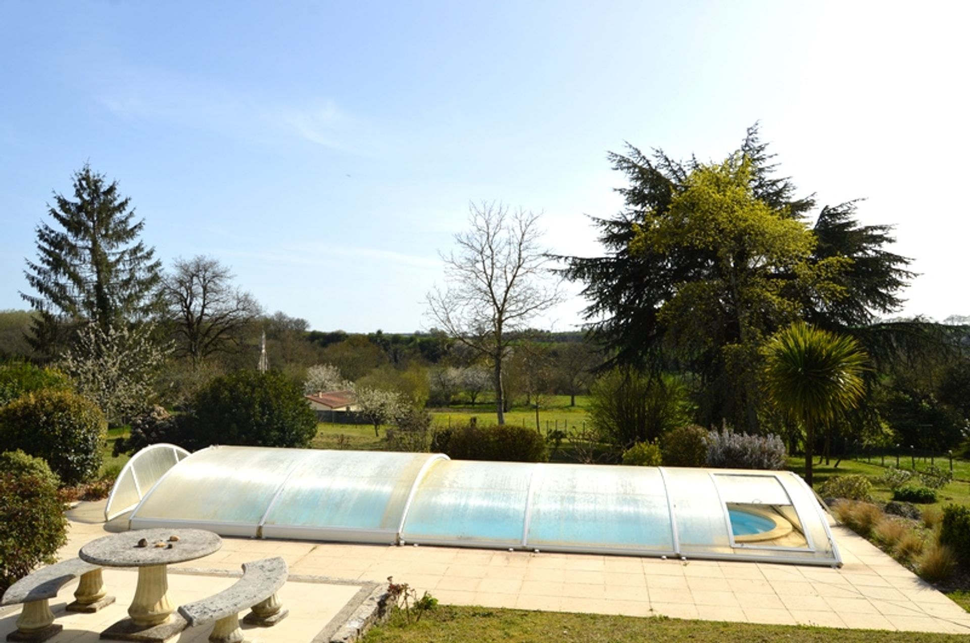 房子 在 Taize-Aizie, Poitou-Charentes 10103207