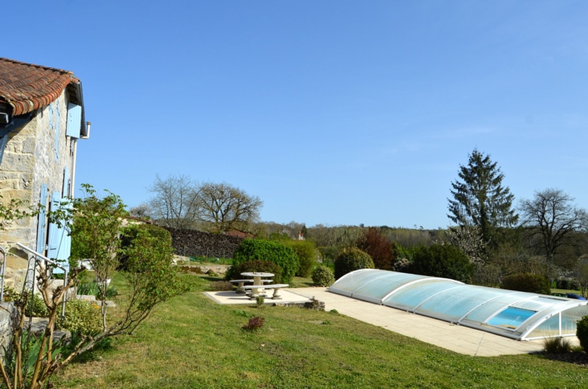 房子 在 Taize-Aizie, Poitou-Charentes 10103207