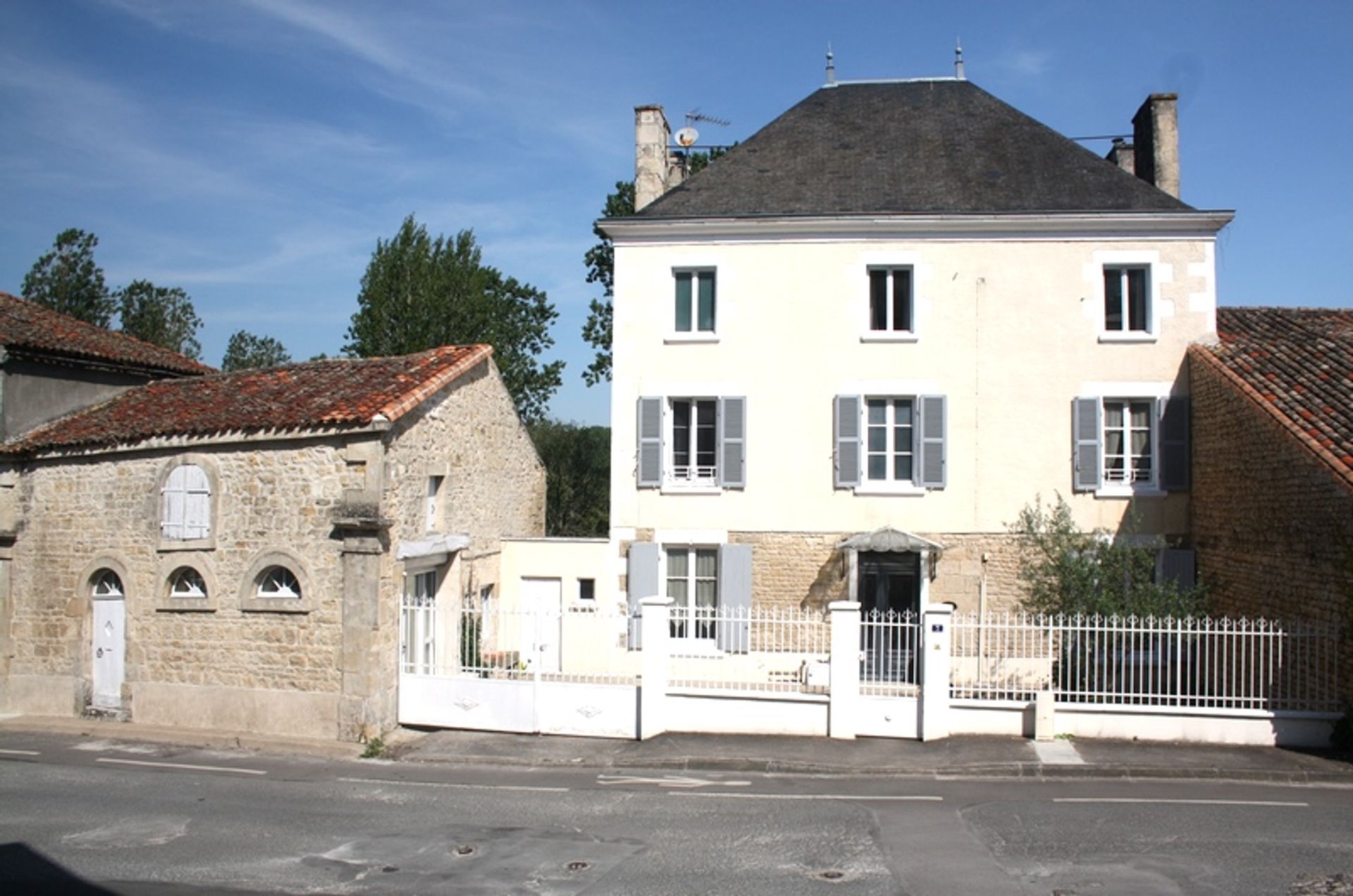 بيت في CHEF-BOUTONNE, Poitou-Charentes 10103208