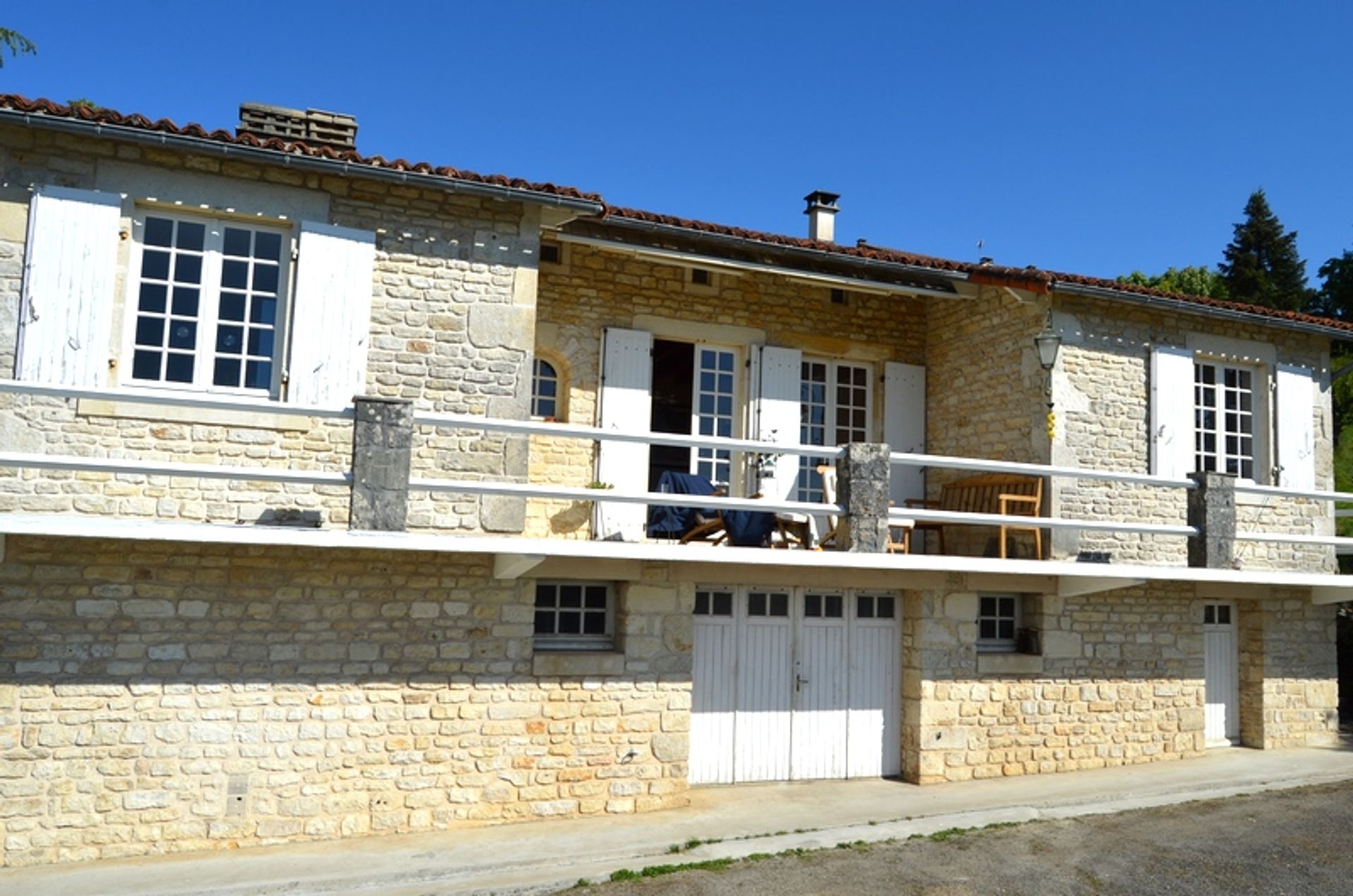 Hus i Ruffec, Poitou-Charentes 10103211