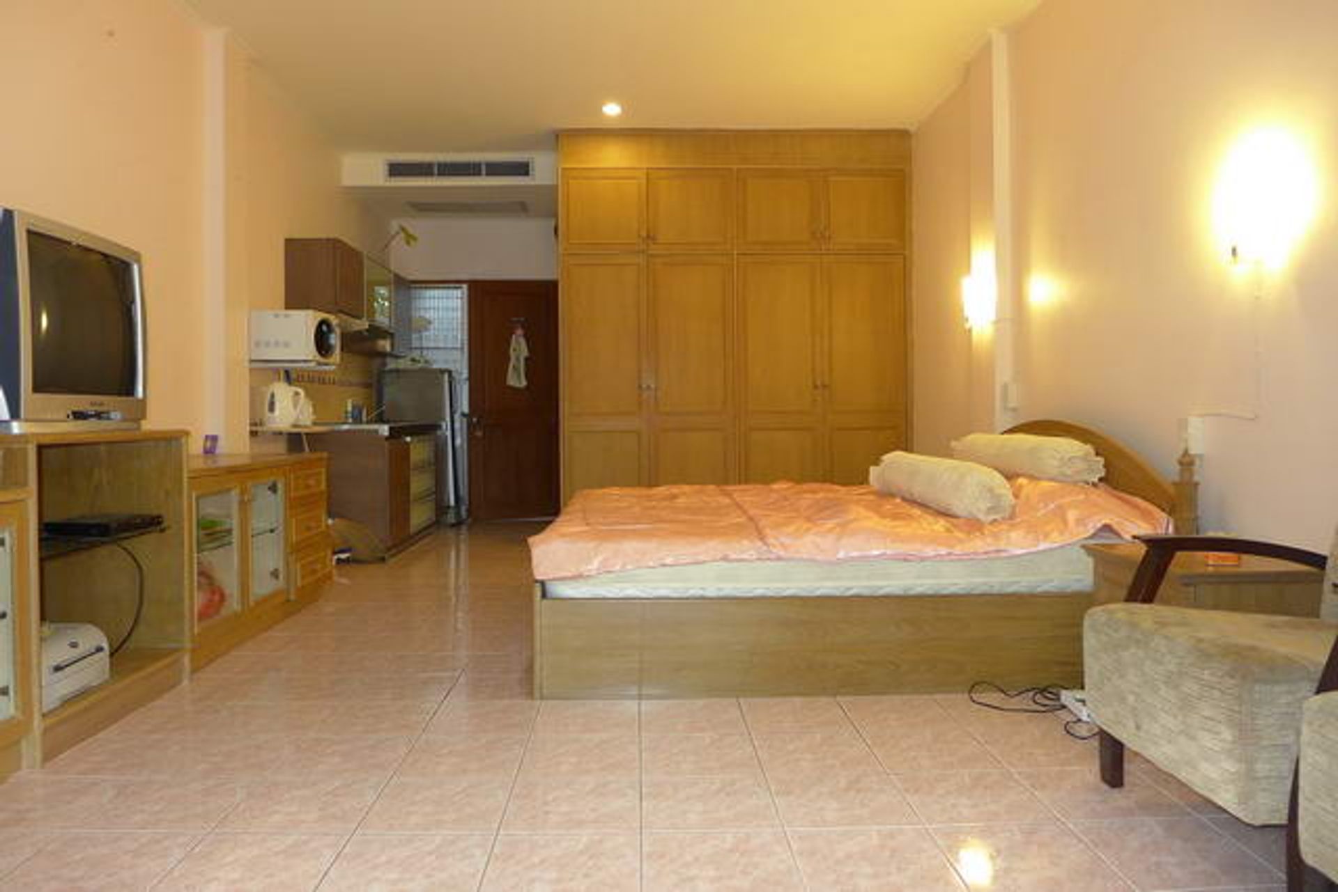 Condominium in Ban Laem Mai Ruak, Chon Buri 10105443