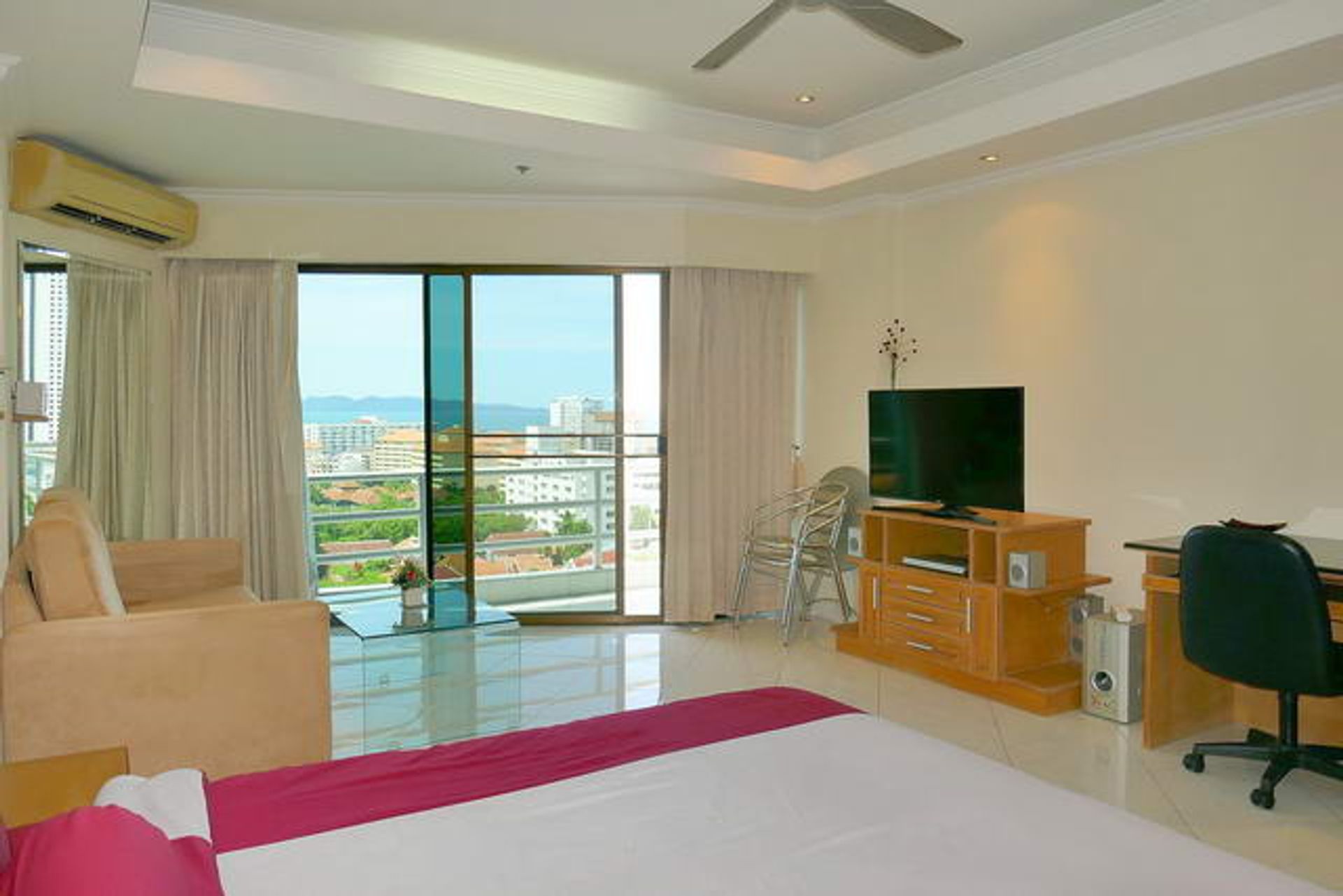 Condominium in Ban Laem Mai Ruak, Chon Buri 10105451