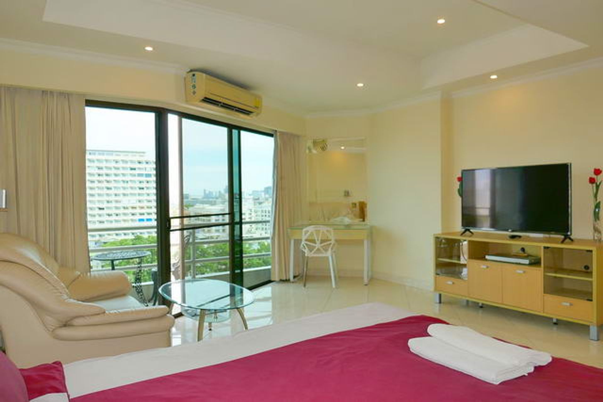 Condominium in Ban Laem Mai Ruak, Chon Buri 10105452