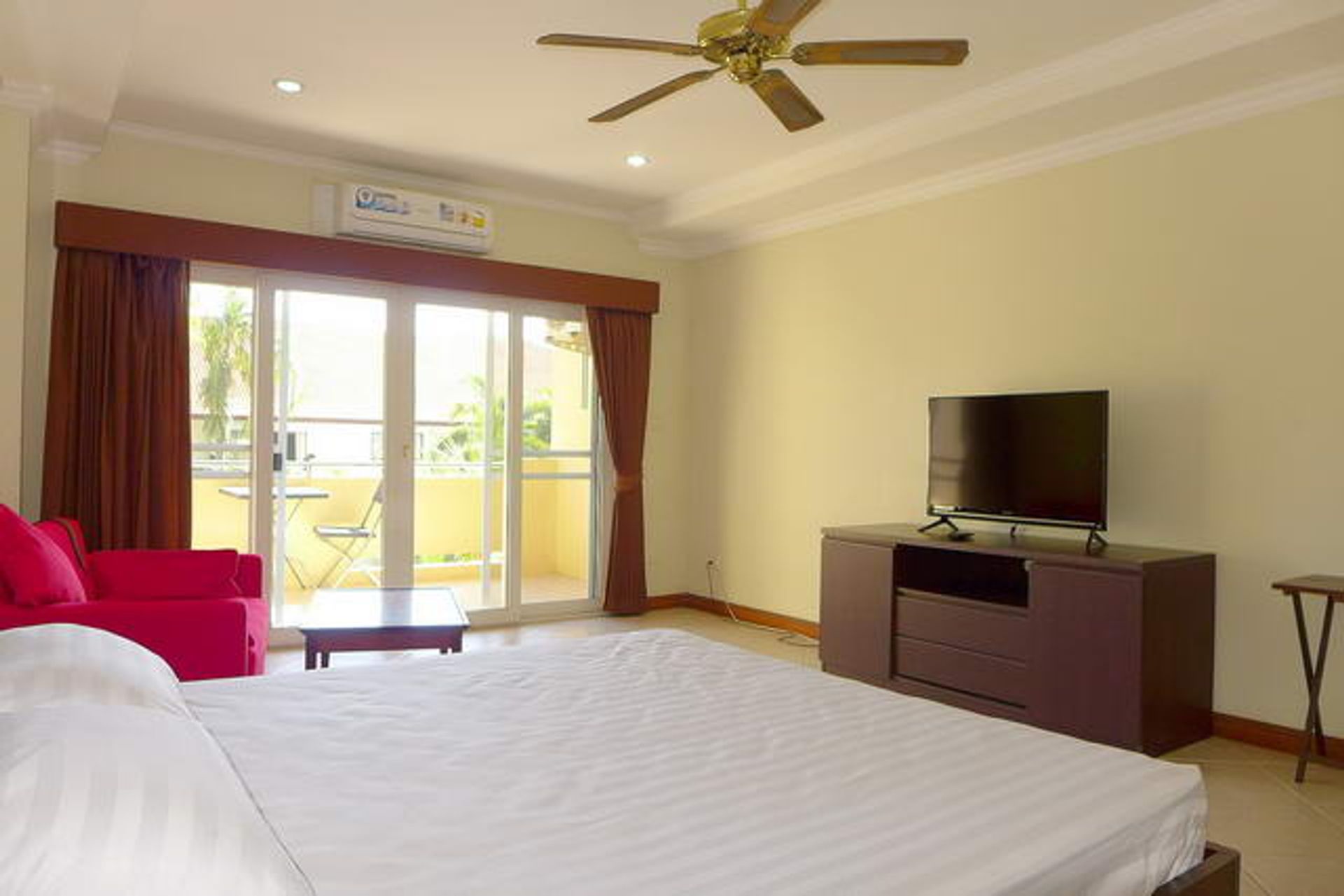 Condominium in Ban Laem Mai Ruak, Chon Buri 10105458