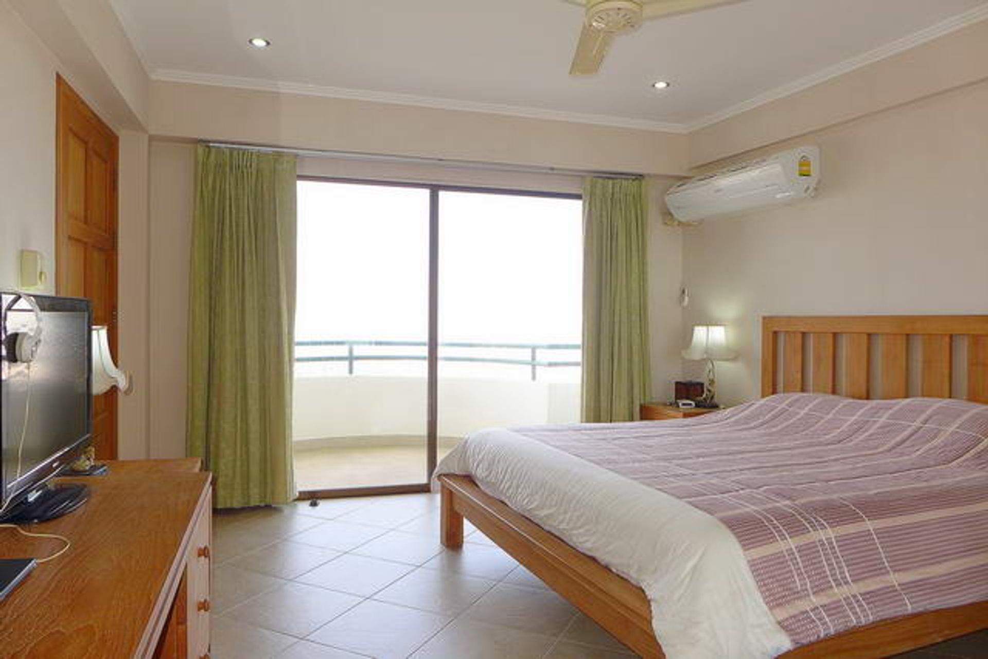 Condominio nel Divieto Phatthaya Tai, Chon Buri 10105592