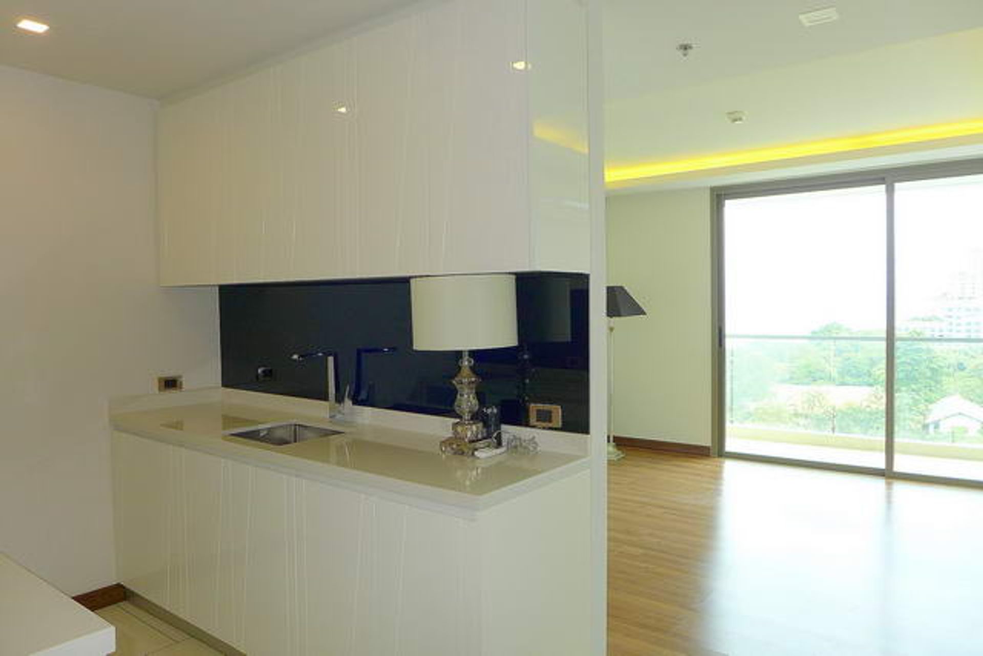 Condominium in Ban Phatthaya Tai, Chonburi 10105594