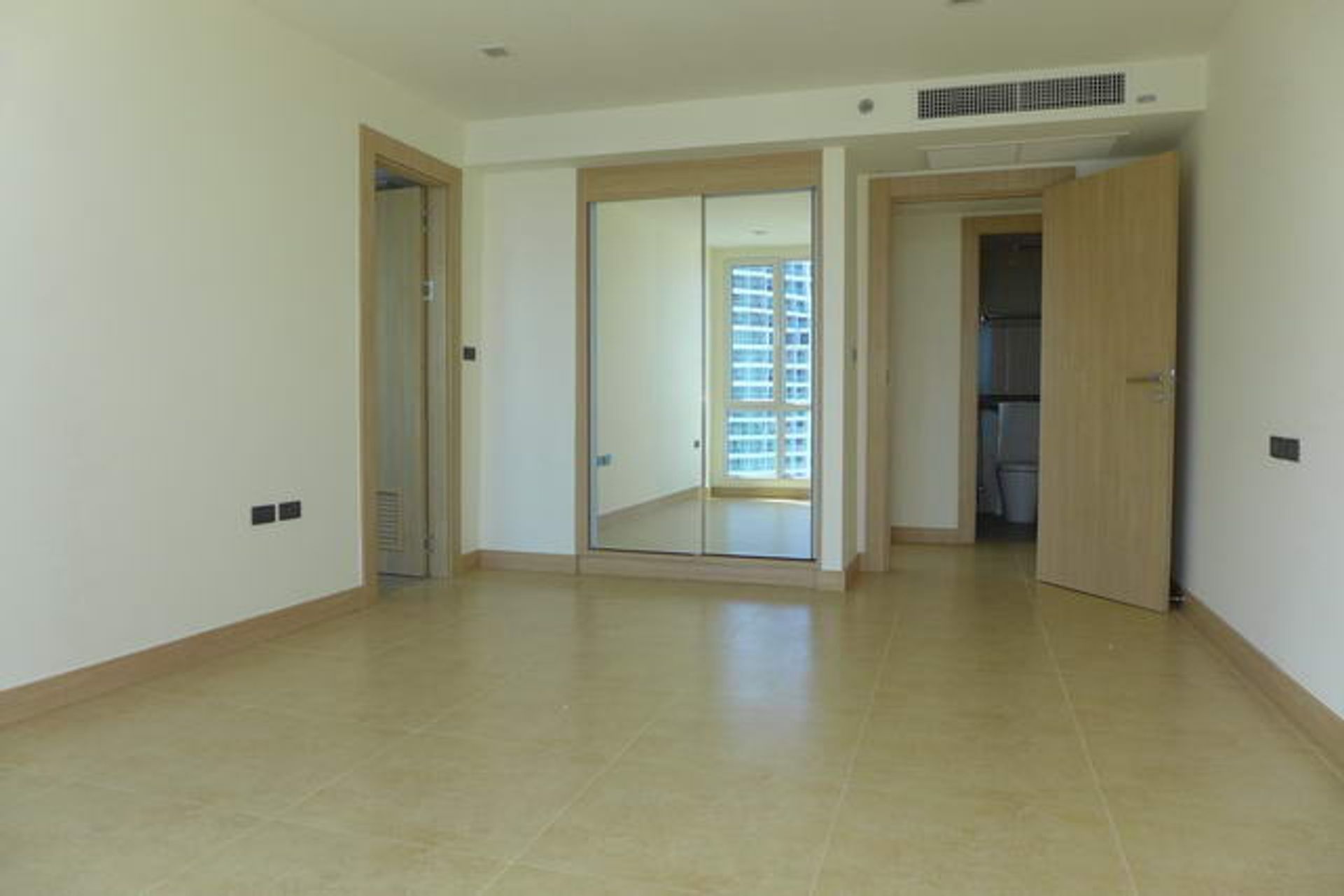 Condominium in Ban Phatthaya Tai, Chonburi 10105606