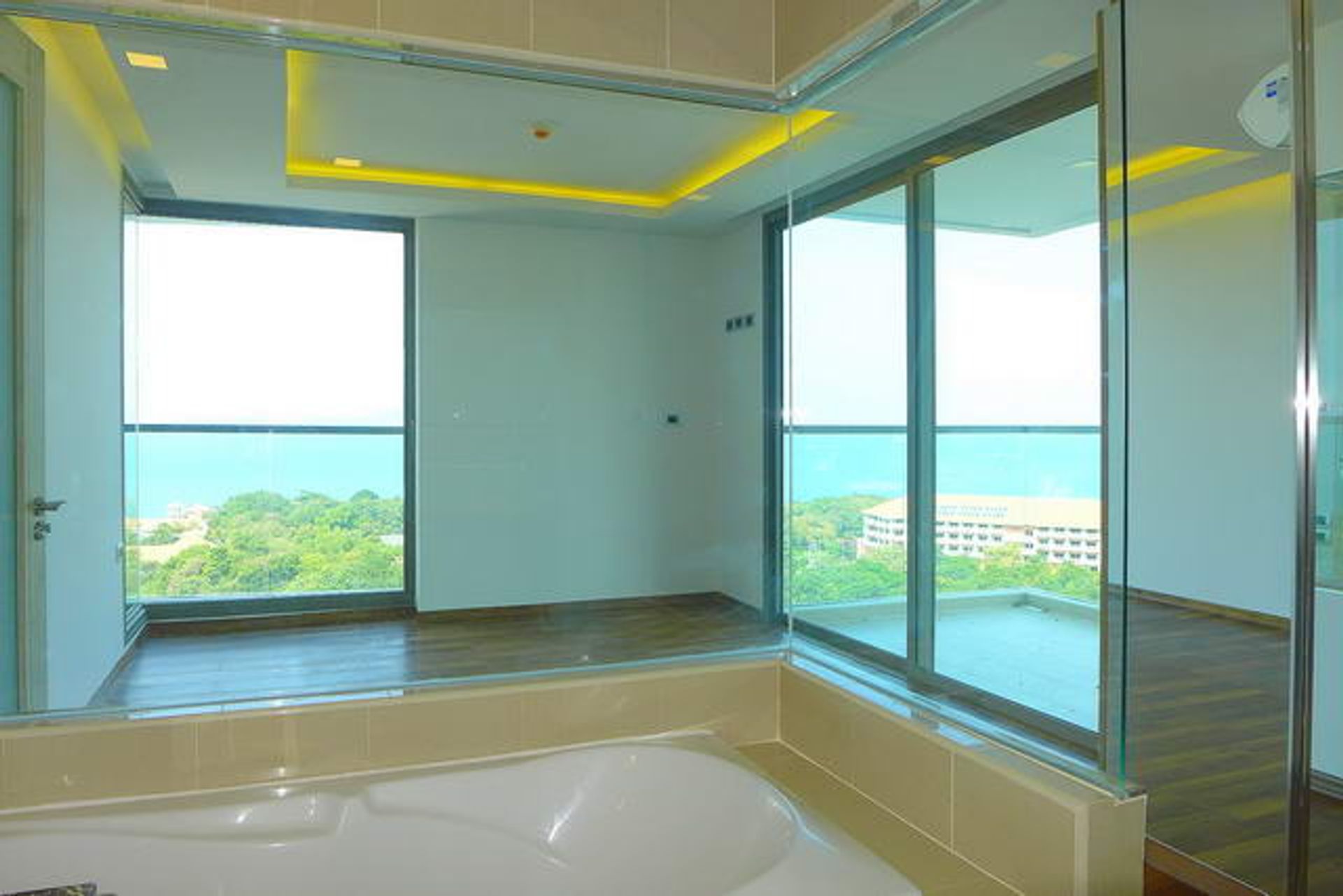 Condominium in Ban Phatthaya Tai, Chonburi 10105609