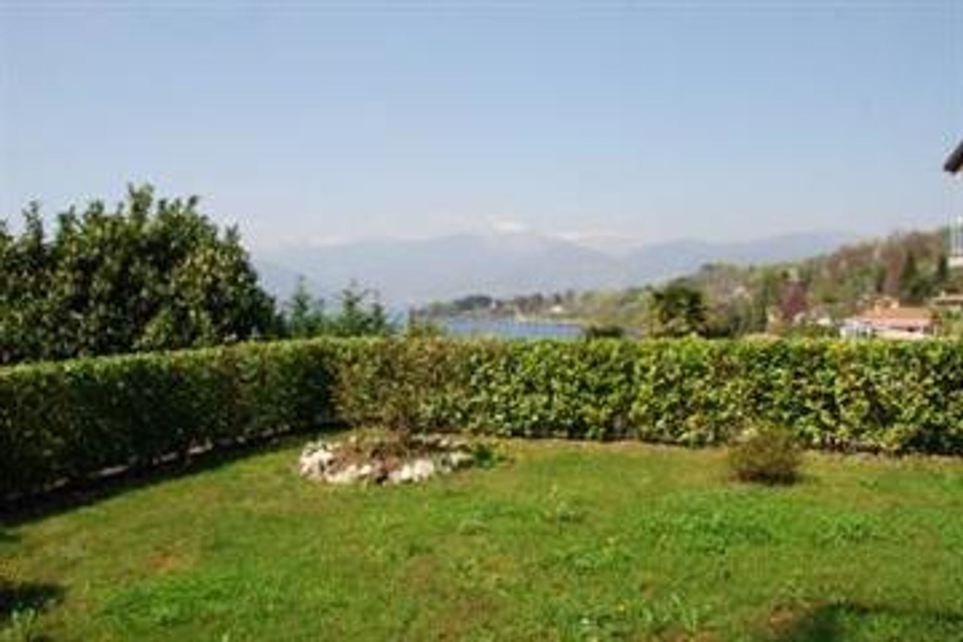 Condominium dans Leggiuno, Lombardy 10109952