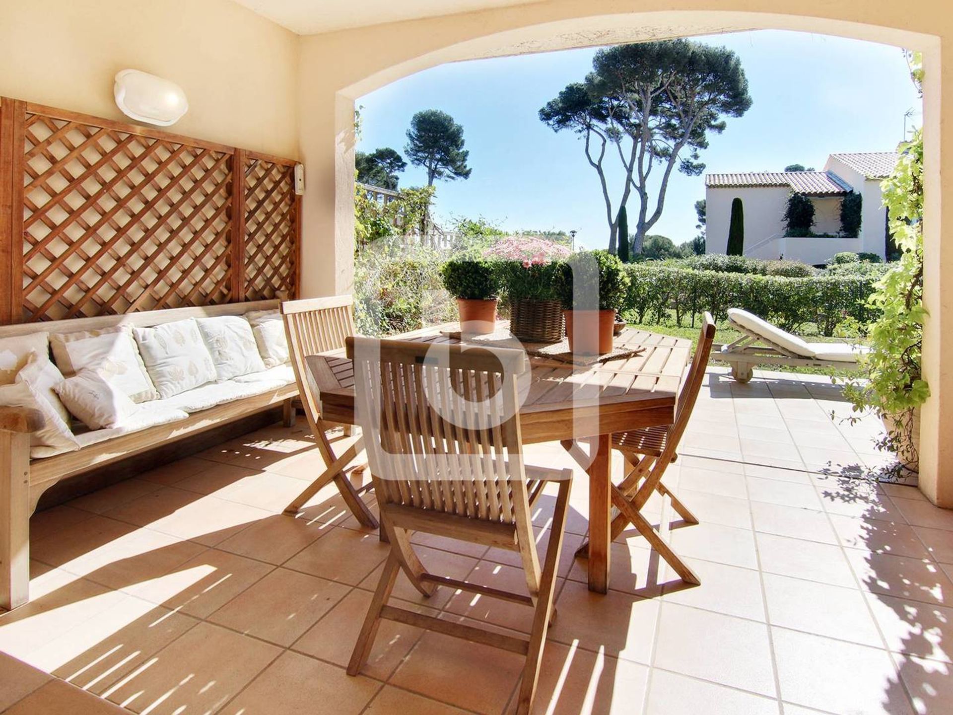 Condominium in Juan-les-Pins, Provence-Alpes-Cote d'Azur 10112574