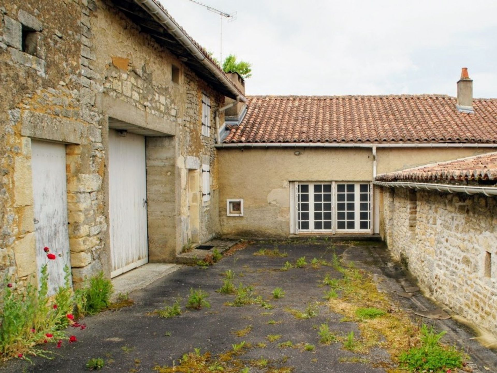 Casa nel Beaulieu-sur-Sonnette, Nouvelle-Aquitaine 10113344