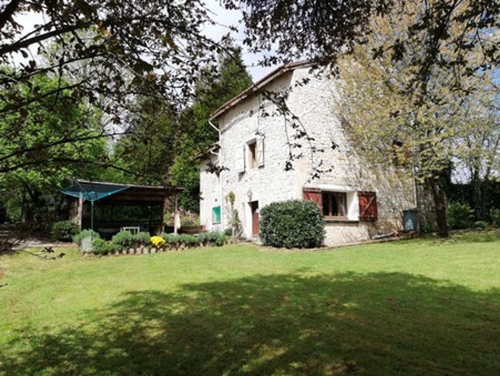 casa en Saint-Claud, Nouvelle-Aquitaine 10113372