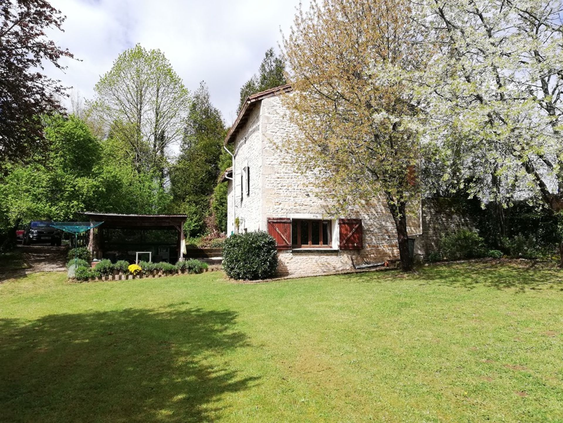 casa en Saint-Claud, Nouvelle-Aquitaine 10113372