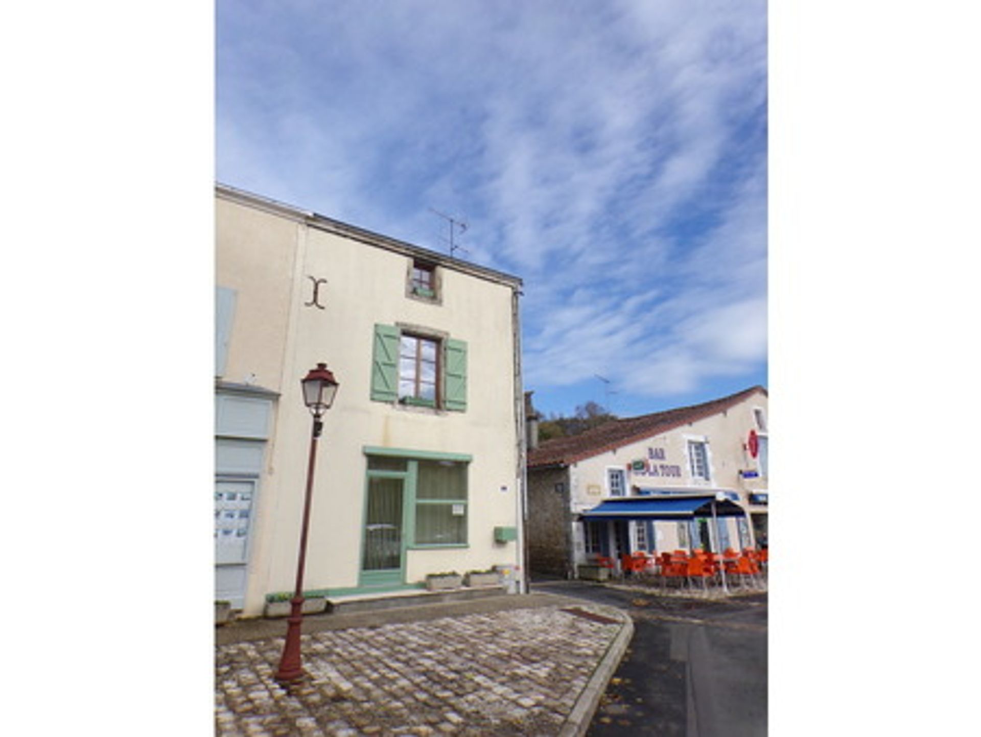 Hus i Charroux, Nouvelle-Aquitaine 10113384