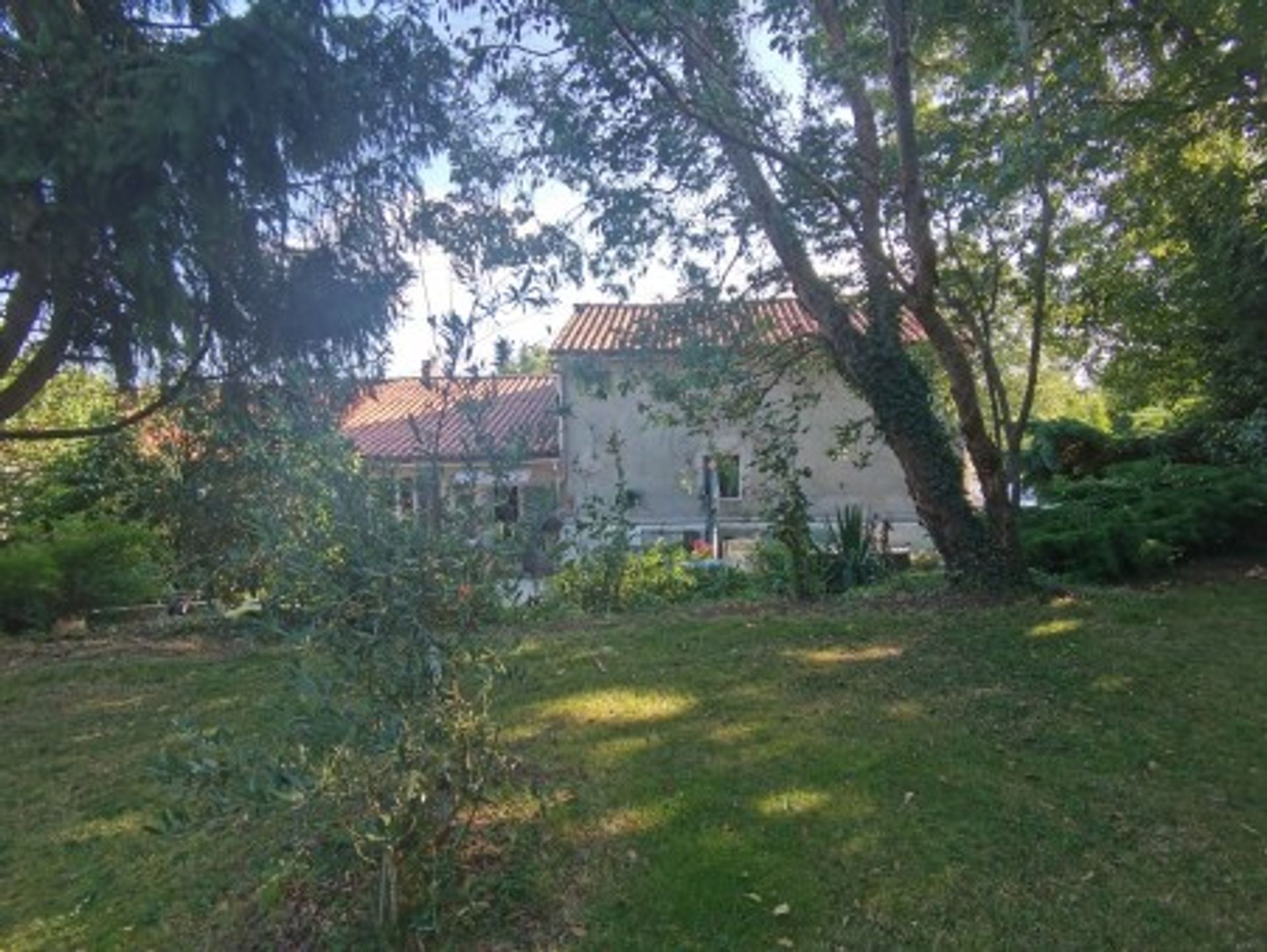 casa en Chasseneuil-sur-Bonnieure, Nouvelle-Aquitaine 10113431