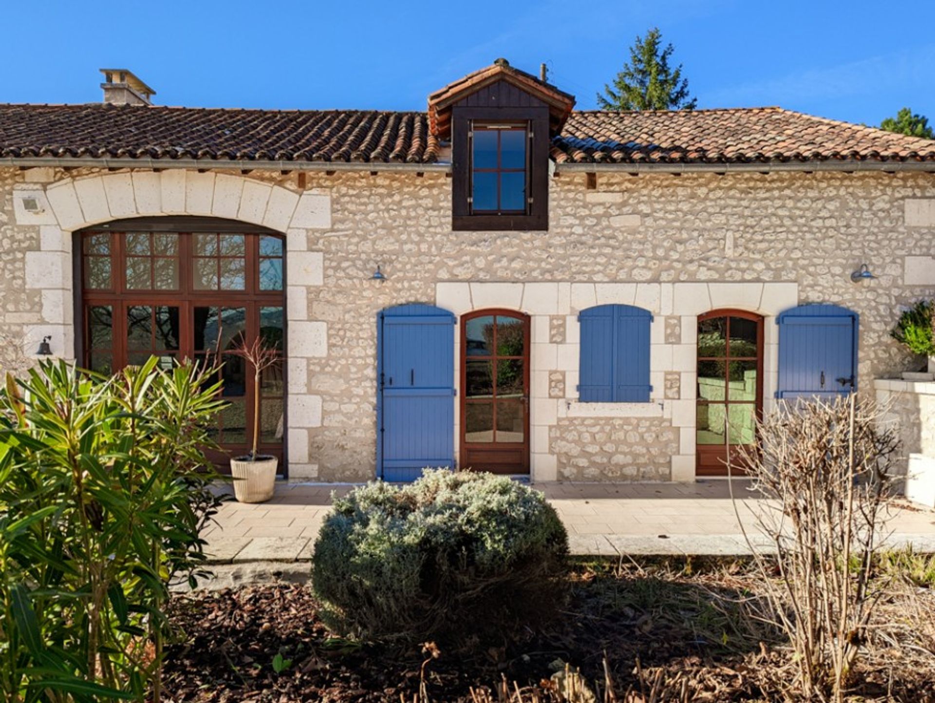 casa no Salles-Lavalette, Nouvelle-Aquitaine 10113485