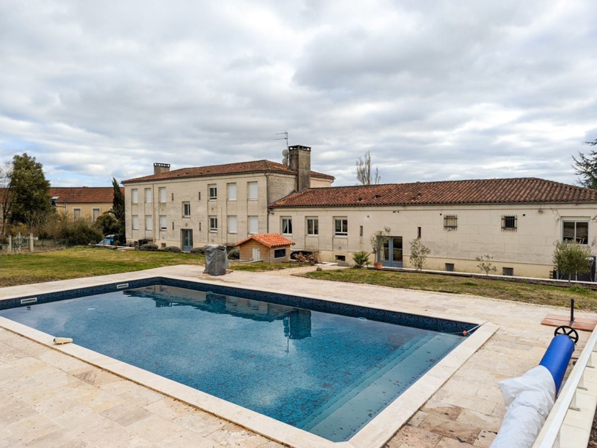 Будинок в Aubeterre-sur-Dronne, Nouvelle-Aquitaine 10113486