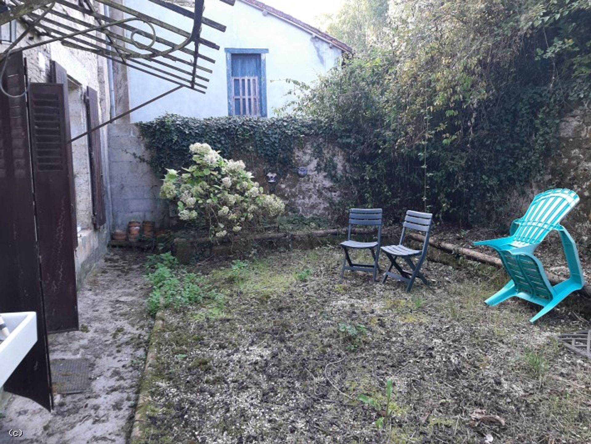 Hus i Charroux, Nouvelle-Aquitaine 10113694