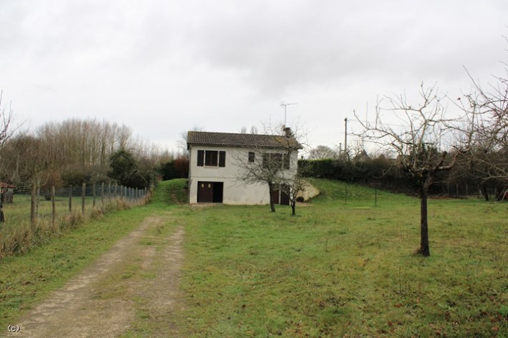 Rumah di Aunac-sur-Charente, Nouvelle-Aquitaine 10113710