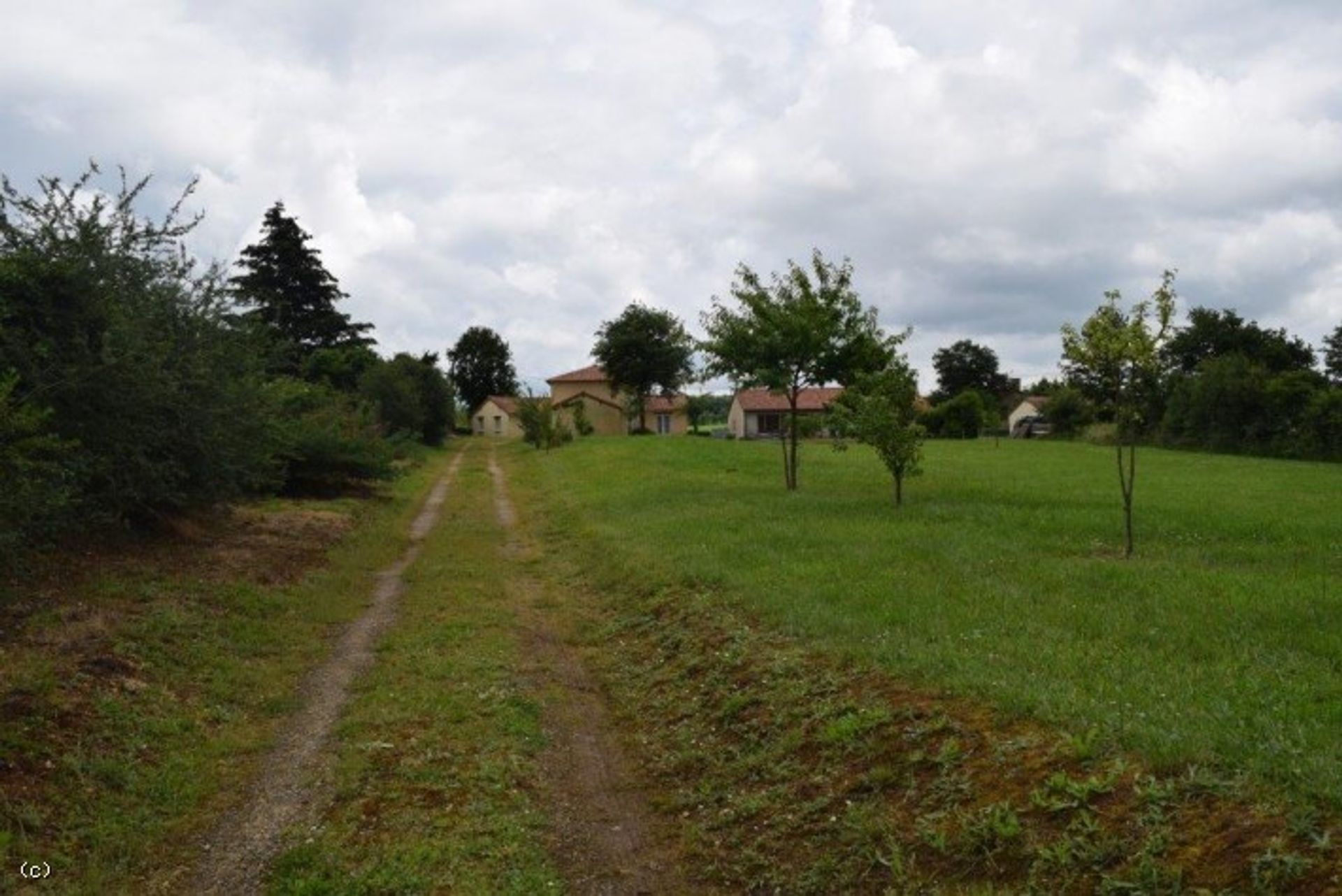 rumah dalam Genouillé, Nouvelle-Aquitaine 10113808