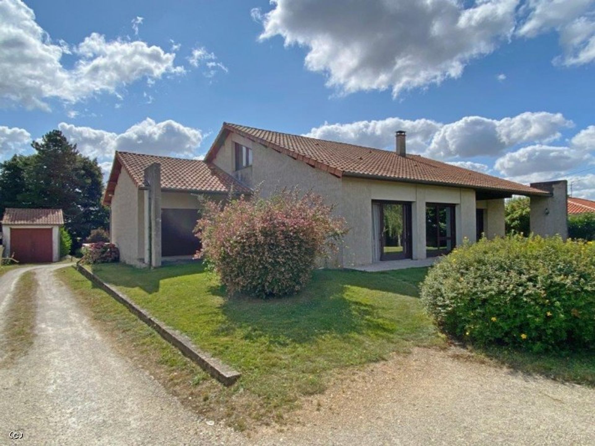 Rumah di Ruffec, Nouvelle-Aquitaine 10113924