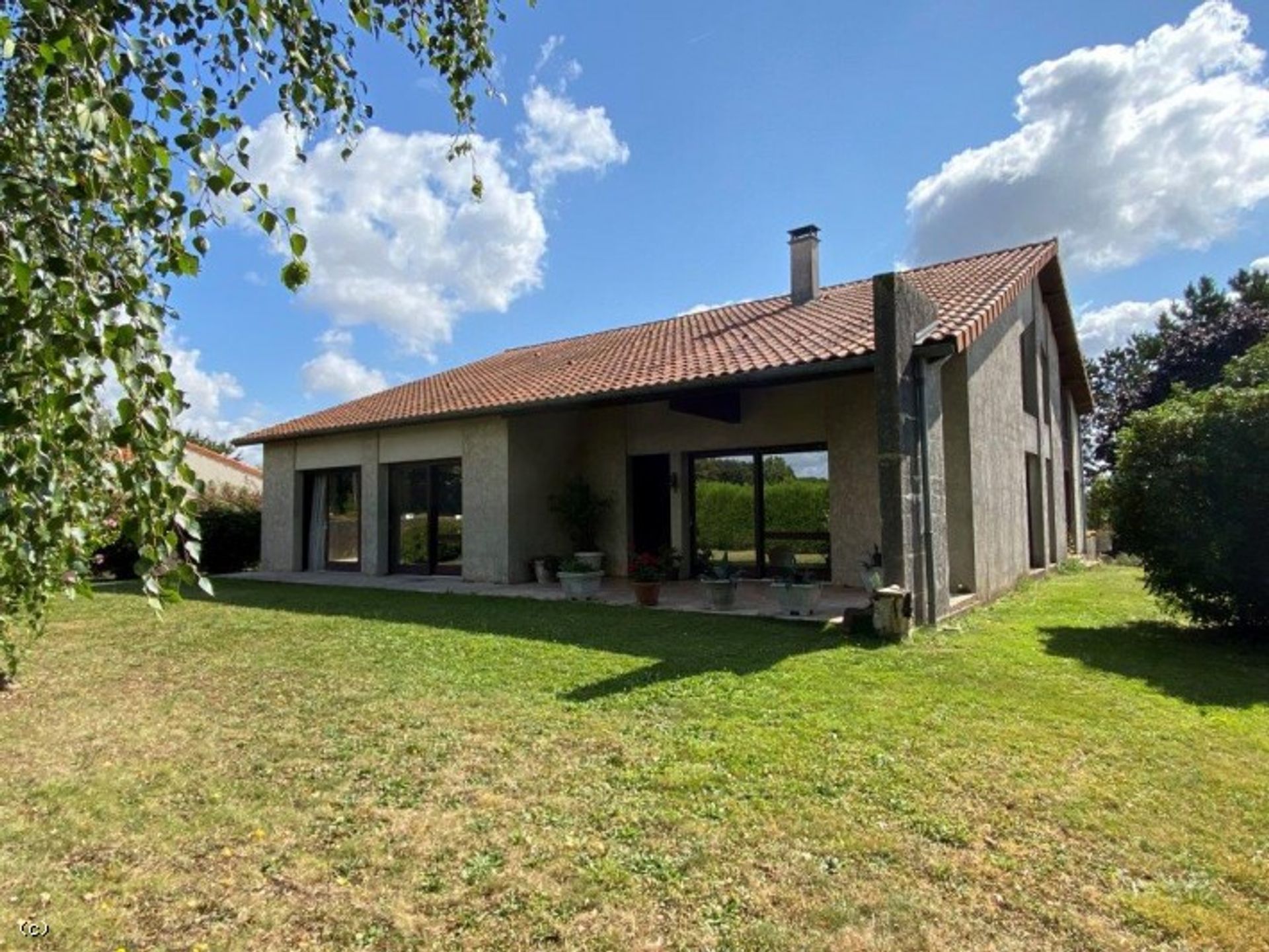 casa en Ruffec, Nouvelle-Aquitaine 10113924