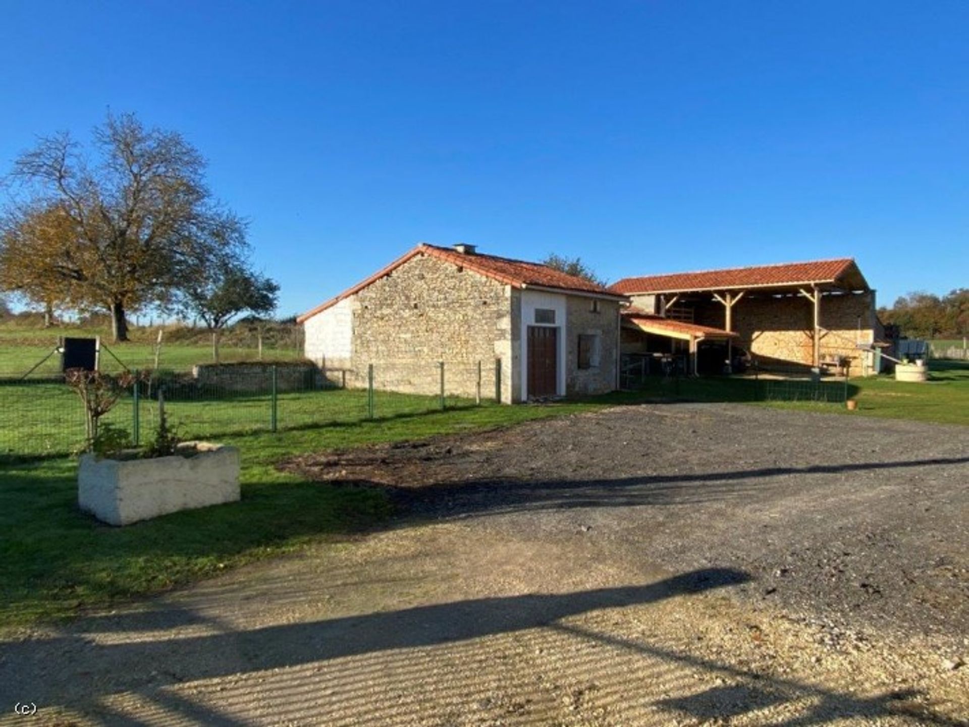 بيت في Nanteuil-en-Vallée, Nouvelle-Aquitaine 10113928