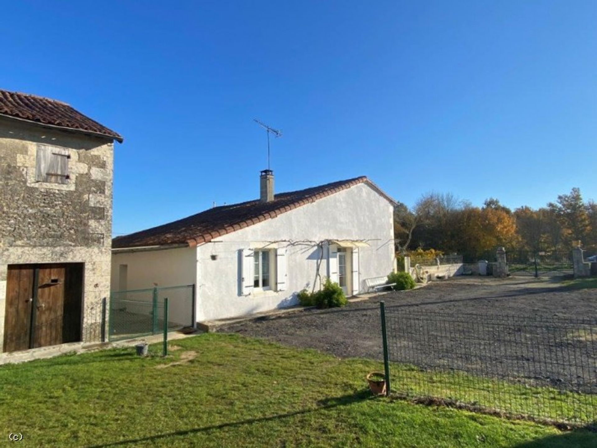 بيت في Nanteuil-en-Vallée, Nouvelle-Aquitaine 10113928