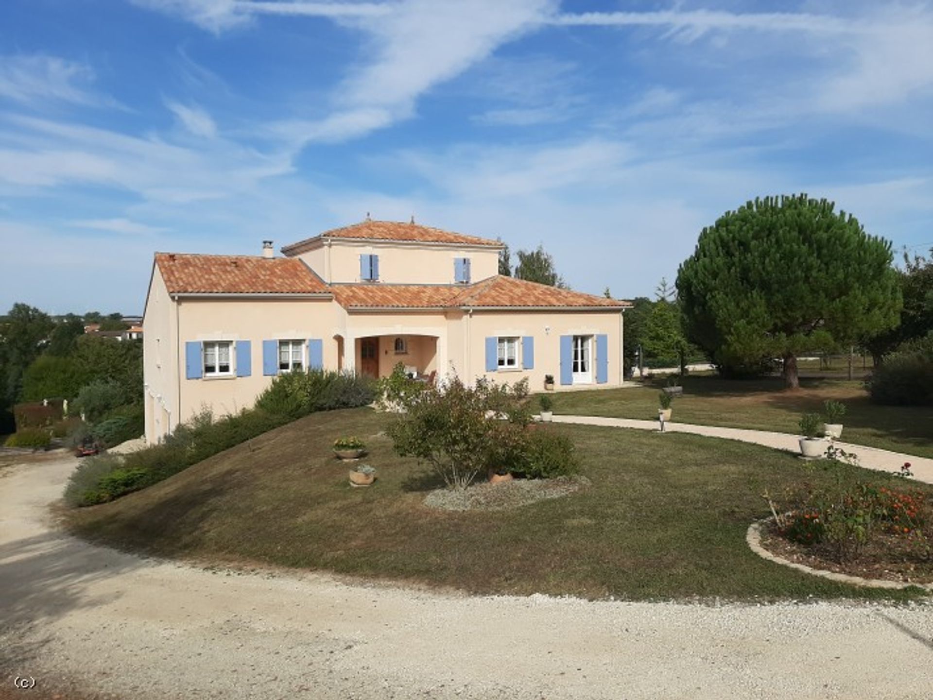 Condominium in Ruffec, Nouvelle-Aquitaine 10113941