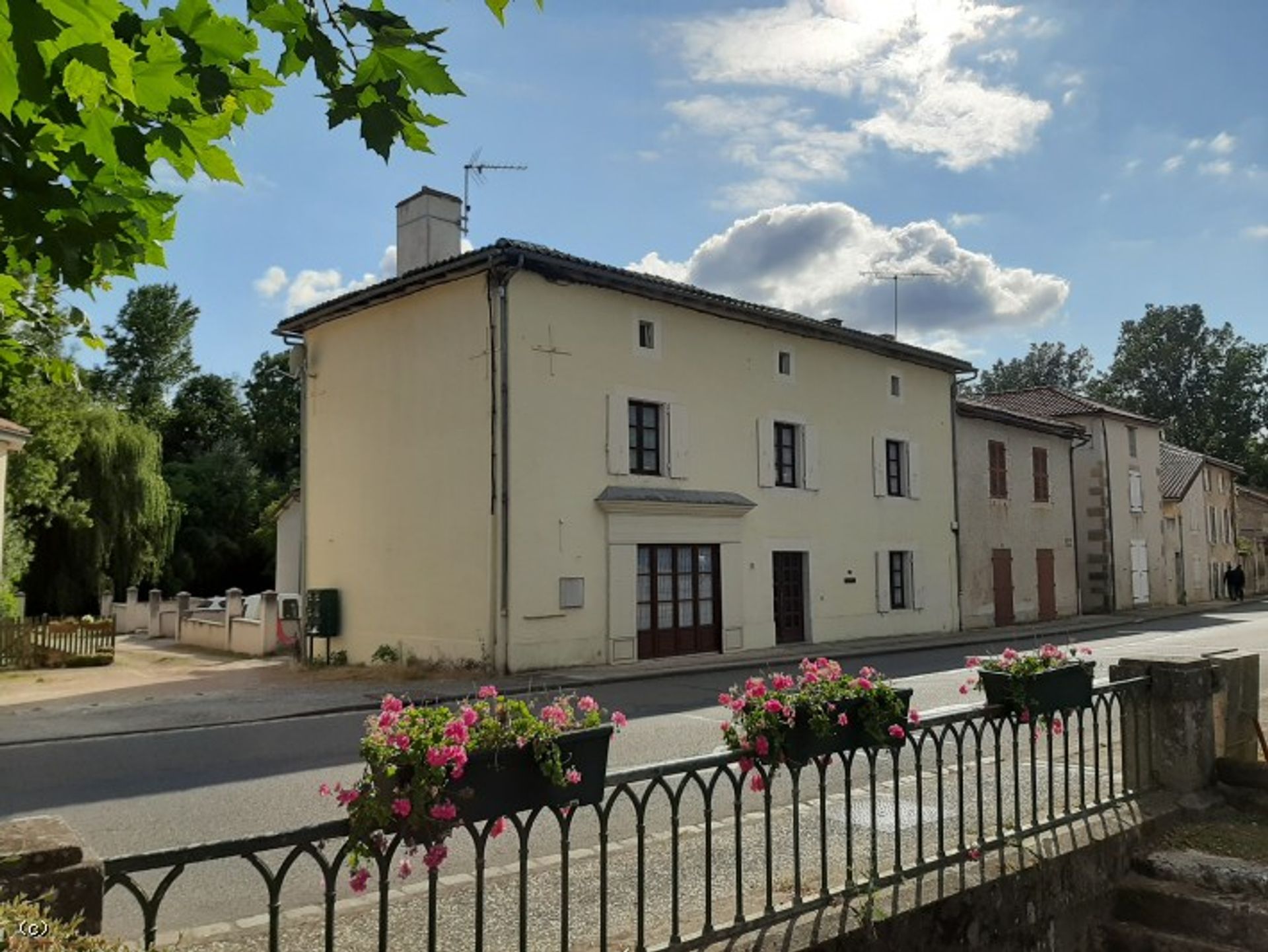 Casa nel Champagne-Mouton, Nouvelle-Aquitaine 10113969