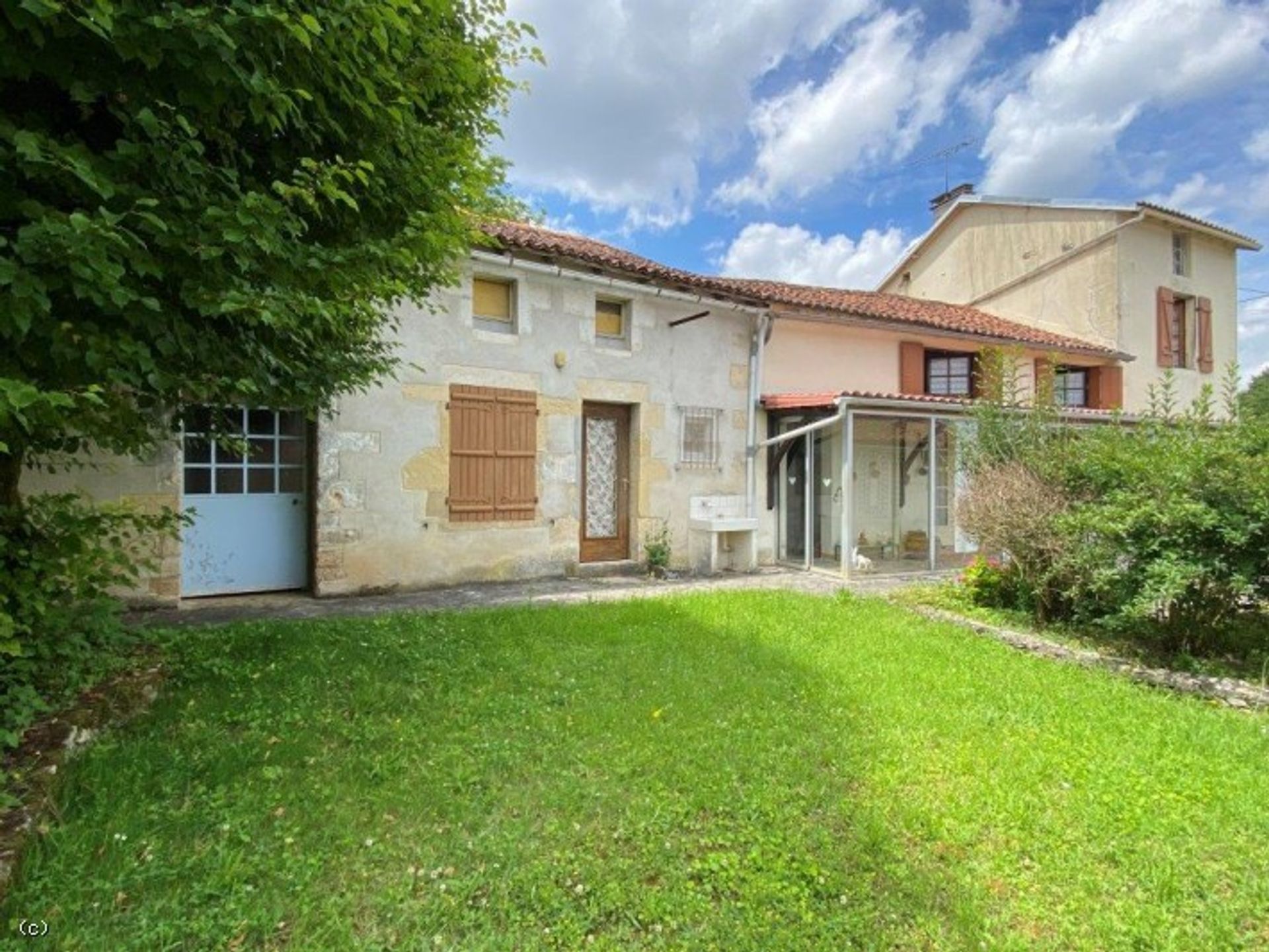 casa en Ruffec, Nouvelle-Aquitaine 10113974