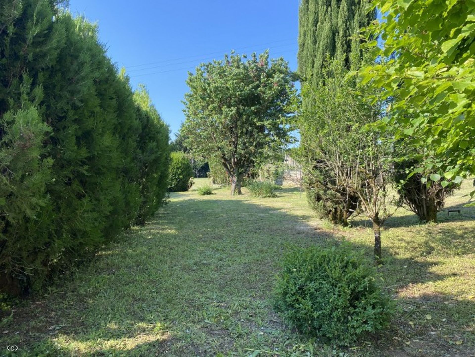 casa en Ruffec, Nouvelle-Aquitaine 10113974