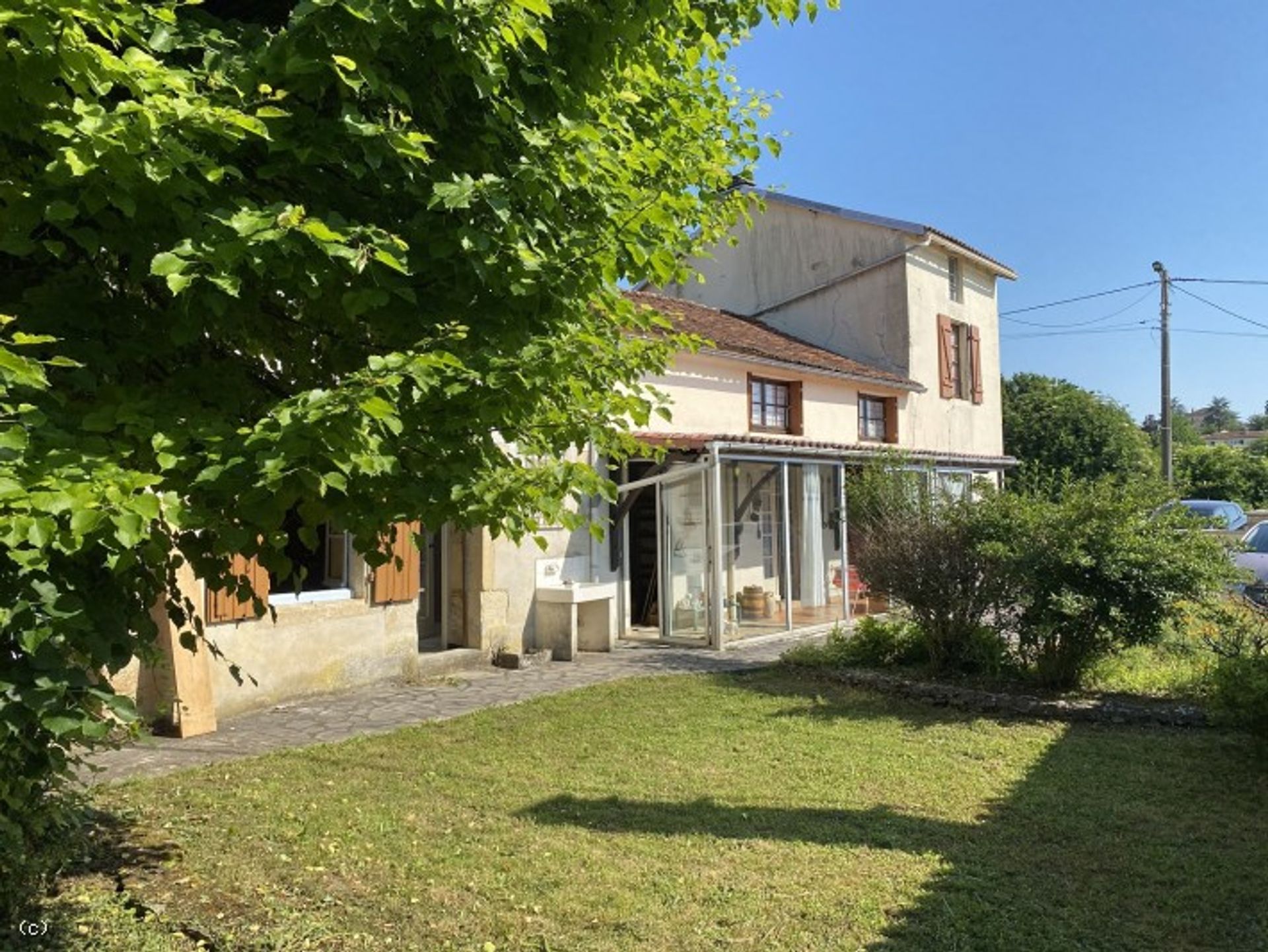 casa en Ruffec, Nouvelle-Aquitaine 10113974