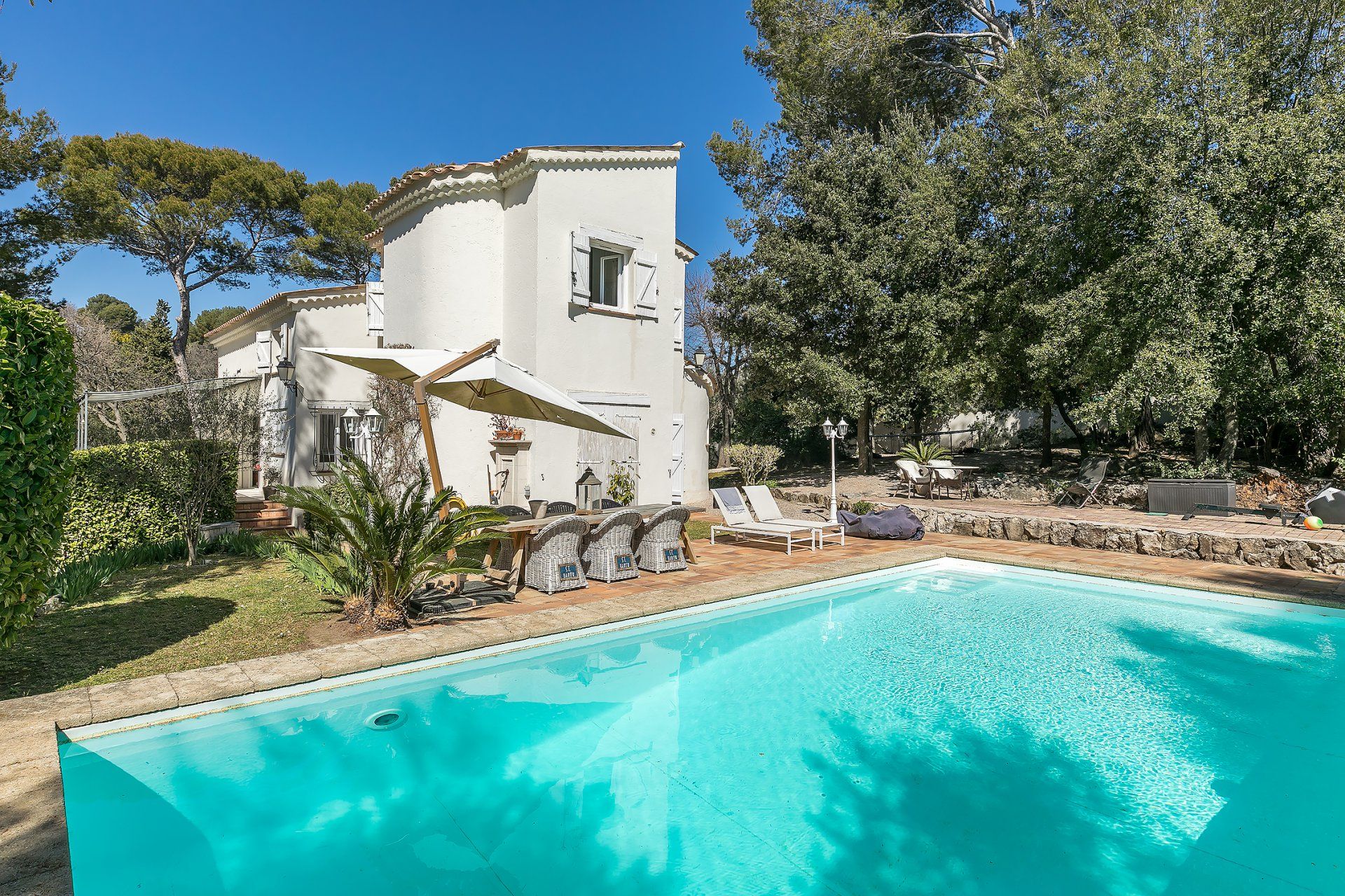 Talo sisään Mougins, Provence-Alpes-Côte d'Azur 10116757