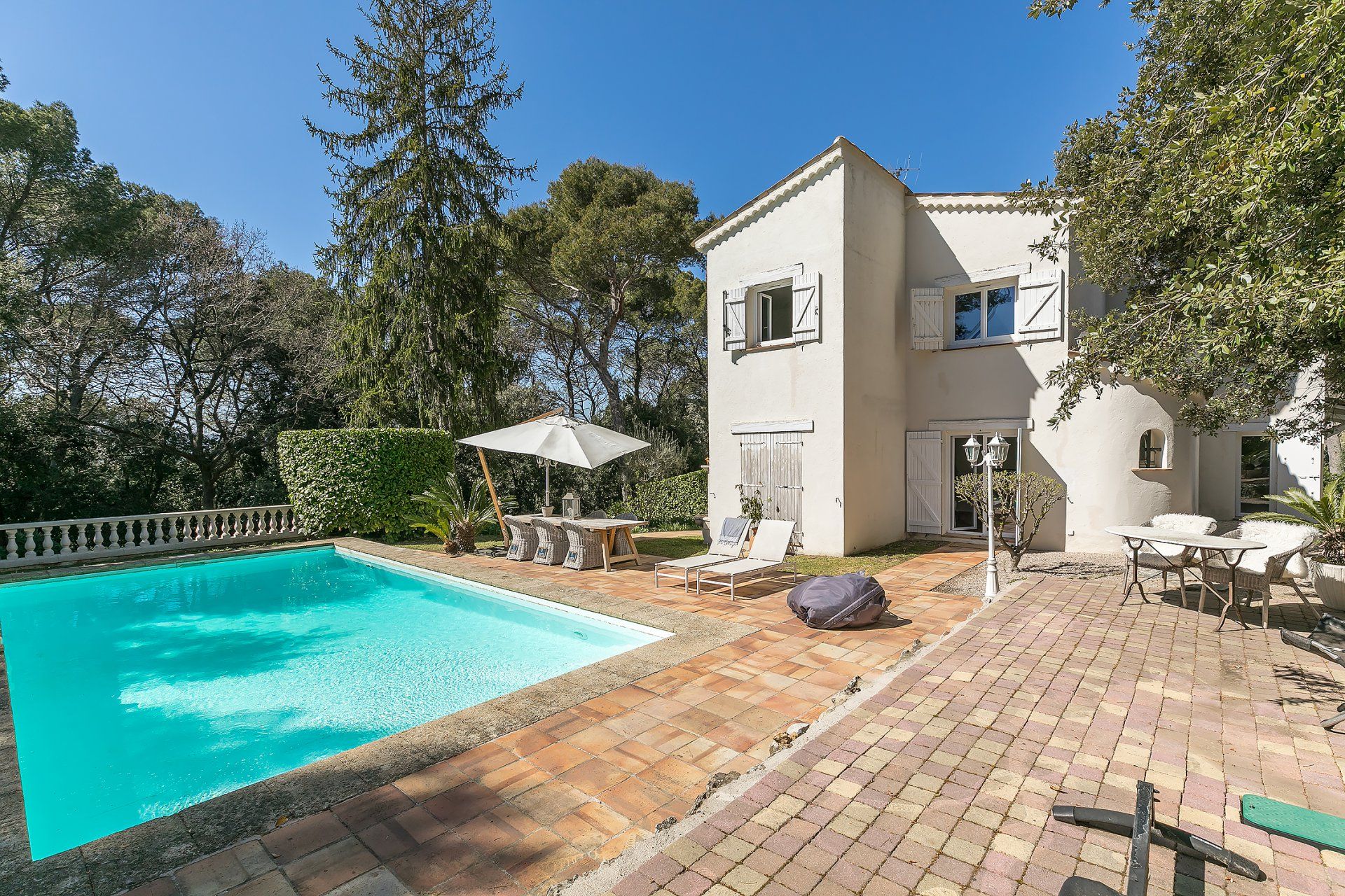 Talo sisään Mougins, Provence-Alpes-Côte d'Azur 10116757