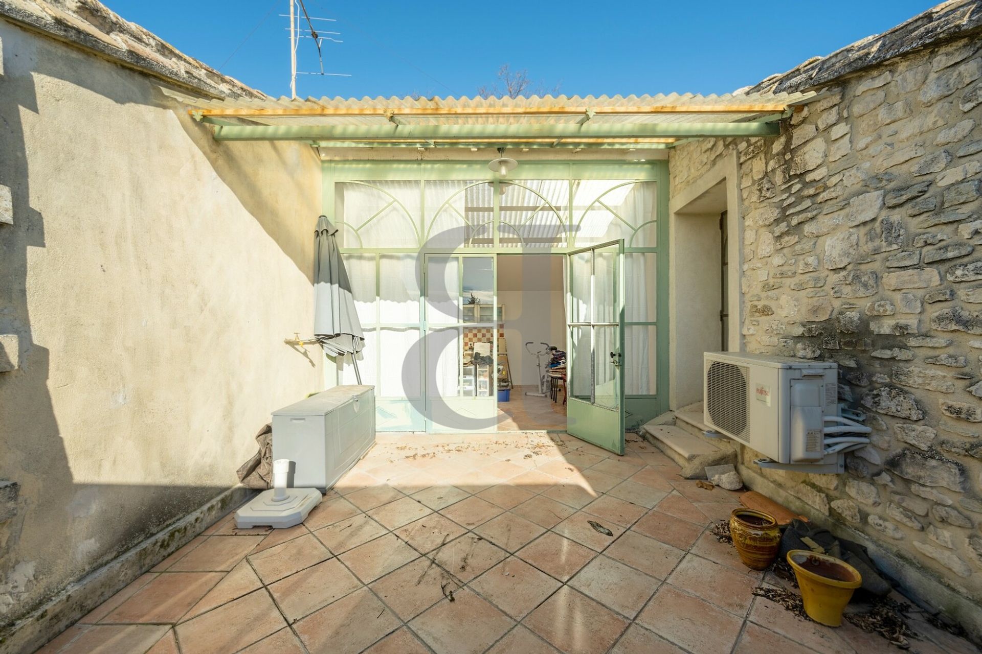 House in L'Isle-sur-la-Sorgue, Provence-Alpes-Côte d'Azur 10120567