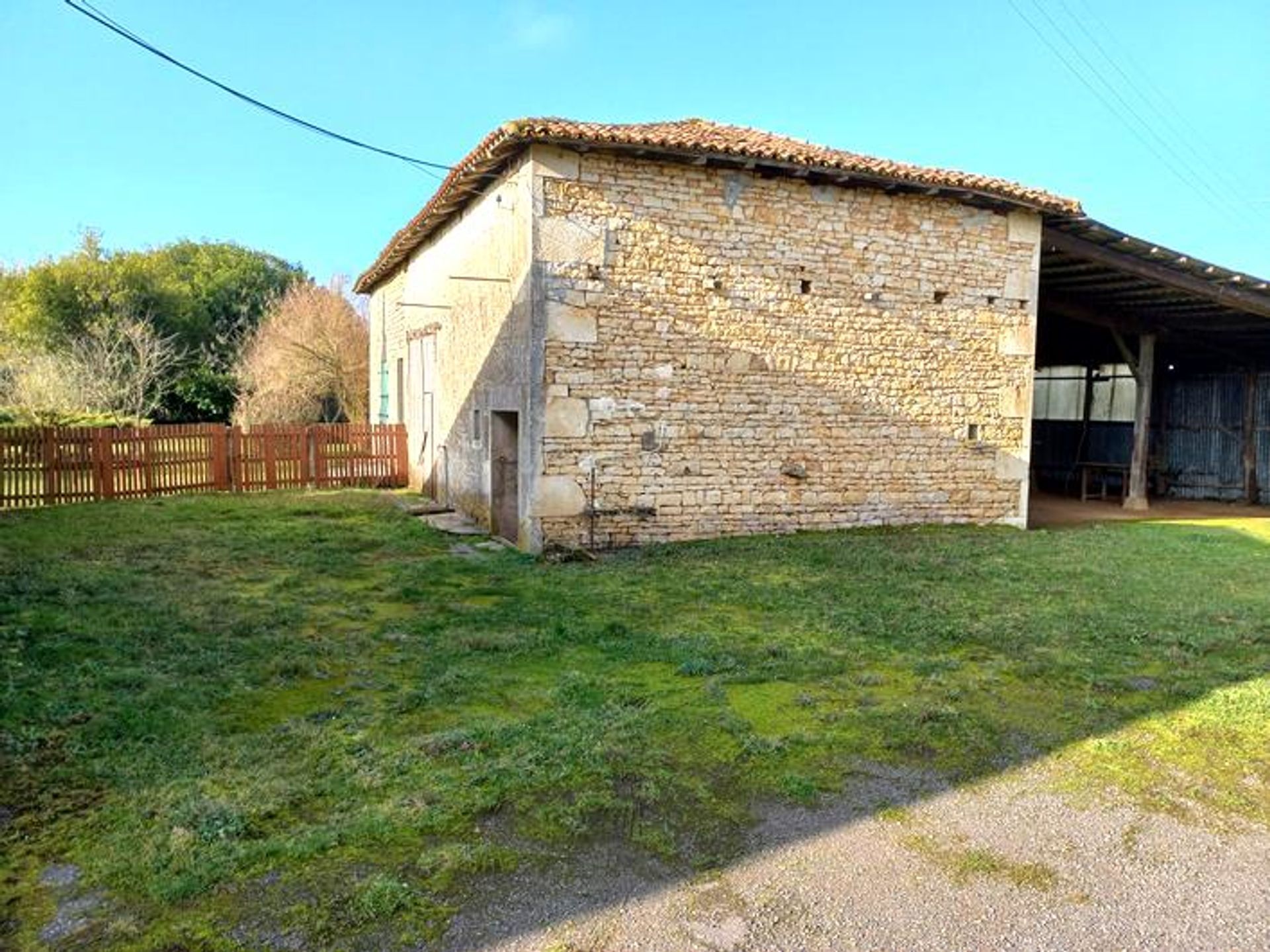 Huis in Nanteuil-en-Vallée, Nouvelle-Aquitaine 10120627