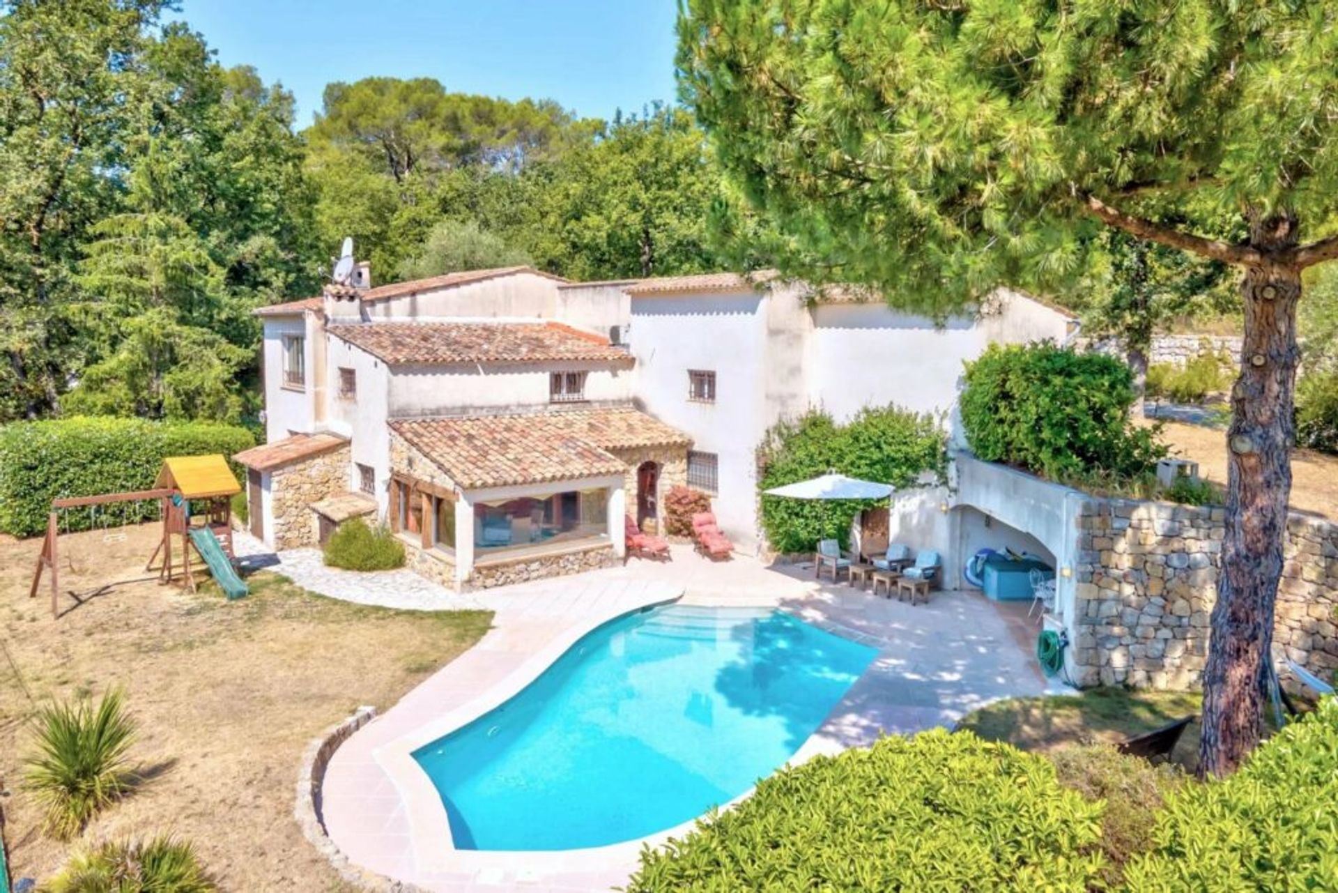 Talo sisään Chateauneuf-Grasse, Provence-Alpes-Cote d'Azur 10129440