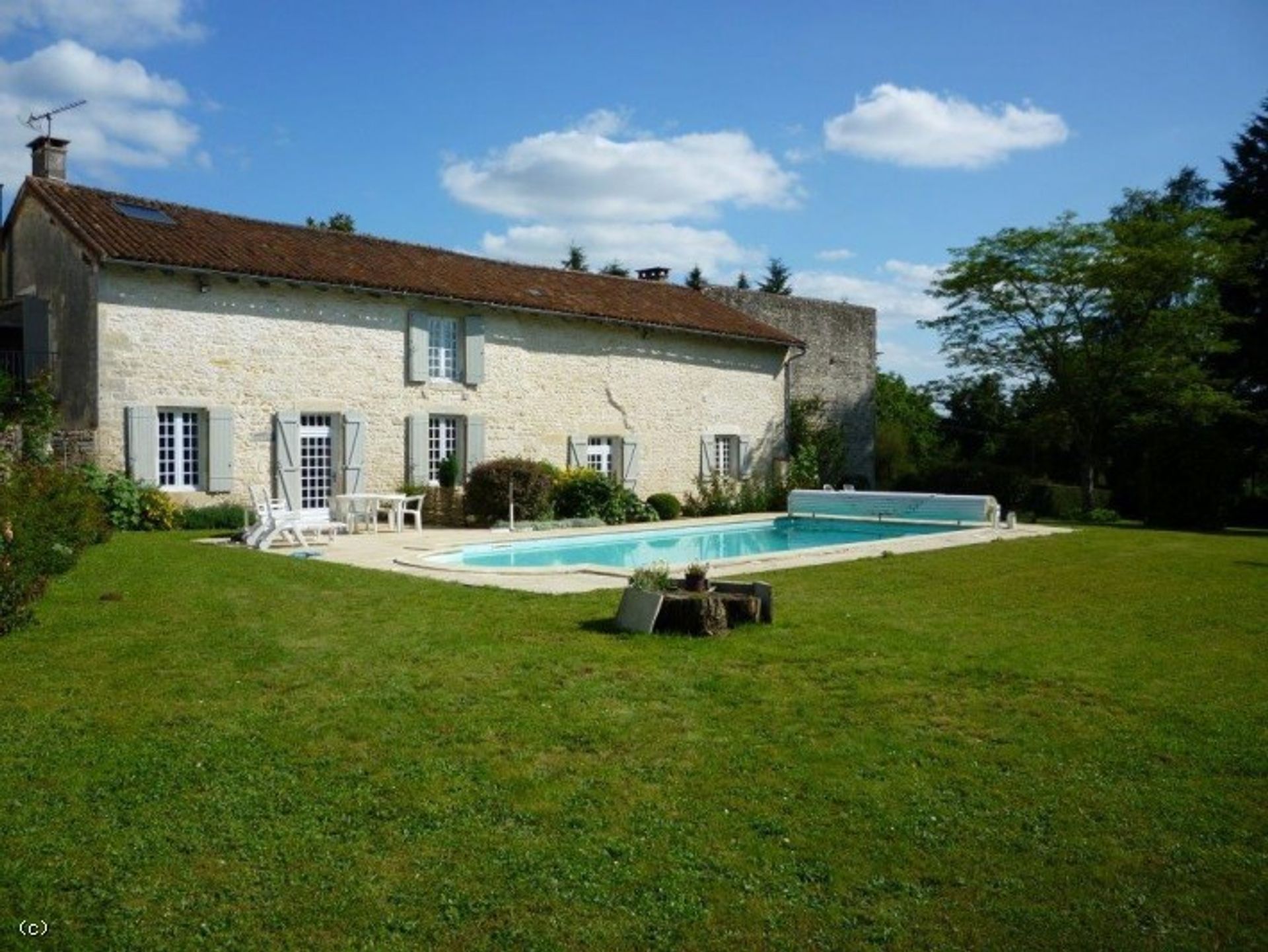 House in Lizant, Nouvelle-Aquitaine 10129931