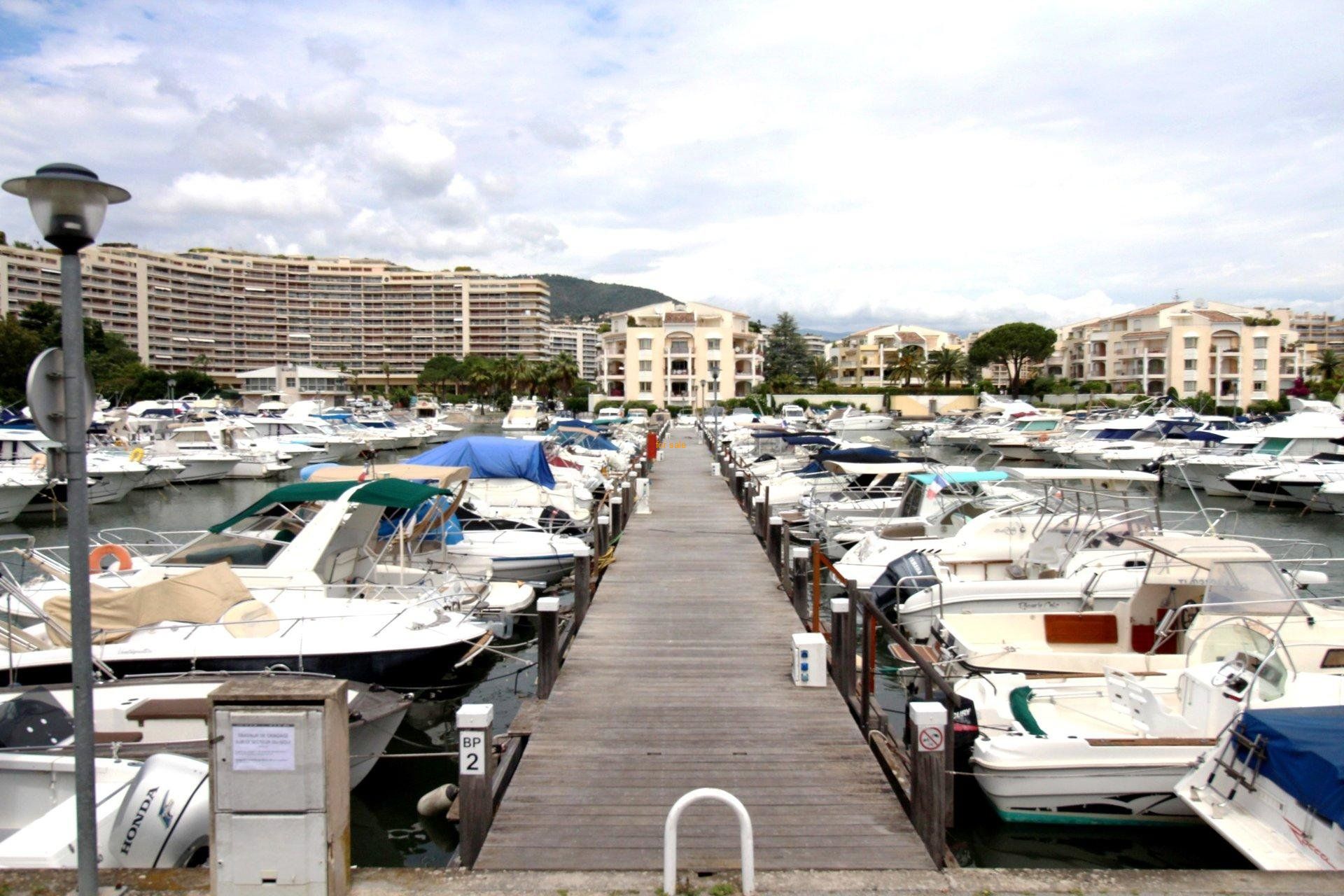 सम्मिलित में Mandelieu-la-Napoule, Provence-Alpes-Côte d'Azur 10130958